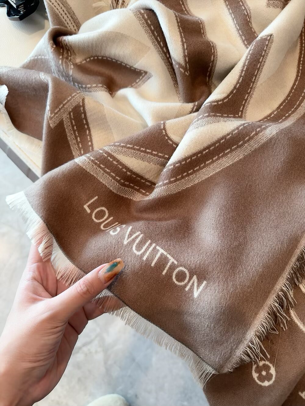 80💰 新✨✨😘👍LV最最新的专柜主打款【边框老花140】 💟 度假及日常都非常好搭配的款😍订单私流  】一看到就想去度假‼️平时穿搭也非常好搭配，整个人看起来都会神采奕奕🌟🌟好多不用多说，细节品质都看得清楚，绝对获赞的高规格品质😄140*140大方巾，