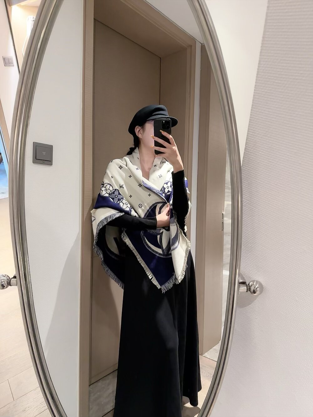 80💰 新✨✨😘👍LV最最新的专柜主打款【边框老花140】 💟 度假及日常都非常好搭配的款😍订单私流  】一看到就想去度假‼️平时穿搭也非常好搭配，整个人看起来都会神采奕奕🌟🌟好多不用多说，细节品质都看得清楚，绝对获赞的高规格品质😄140*140大方巾，