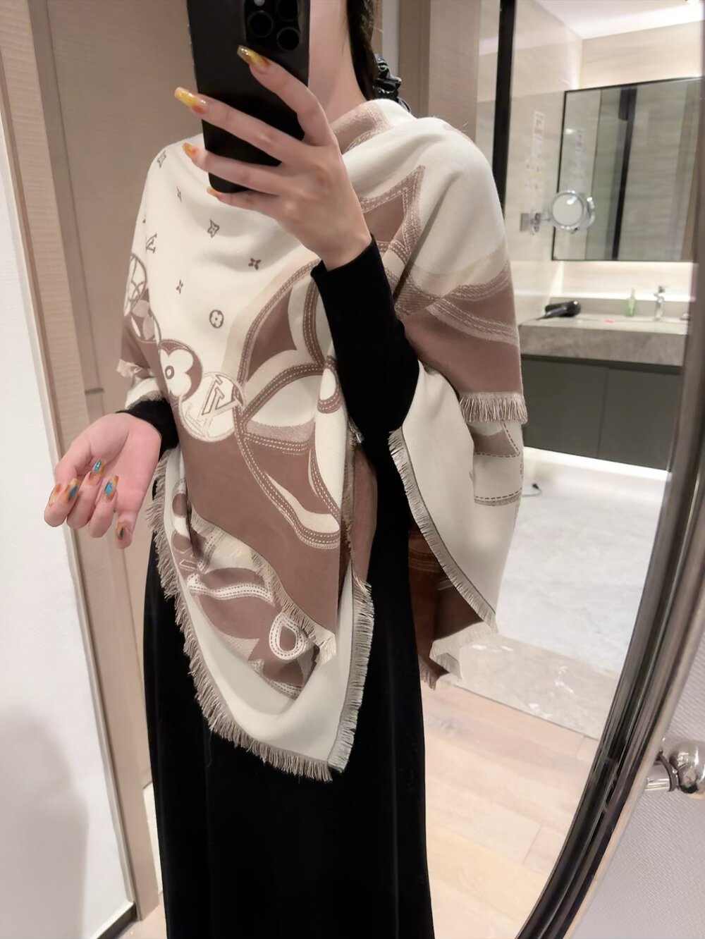 80💰 新✨✨😘👍LV最最新的专柜主打款【边框老花140】 💟 度假及日常都非常好搭配的款😍订单私流  】一看到就想去度假‼️平时穿搭也非常好搭配，整个人看起来都会神采奕奕🌟🌟好多不用多说，细节品质都看得清楚，绝对获赞的高规格品质😄140*140大方巾，