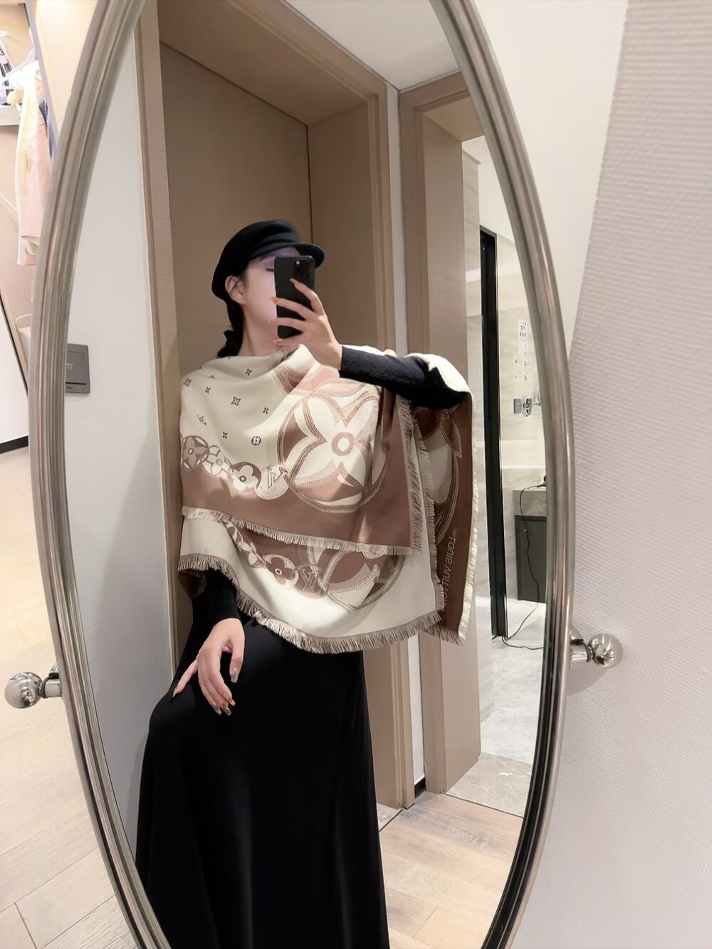 80💰 新✨✨😘👍LV最最新的专柜主打款【边框老花140】 💟 度假及日常都非常好搭配的款😍订单私流  】一看到就想去度假‼️平时穿搭也非常好搭配，整个人看起来都会神采奕奕🌟🌟好多不用多说，细节品质都看得清楚，绝对获赞的高规格品质😄140*140大方巾，