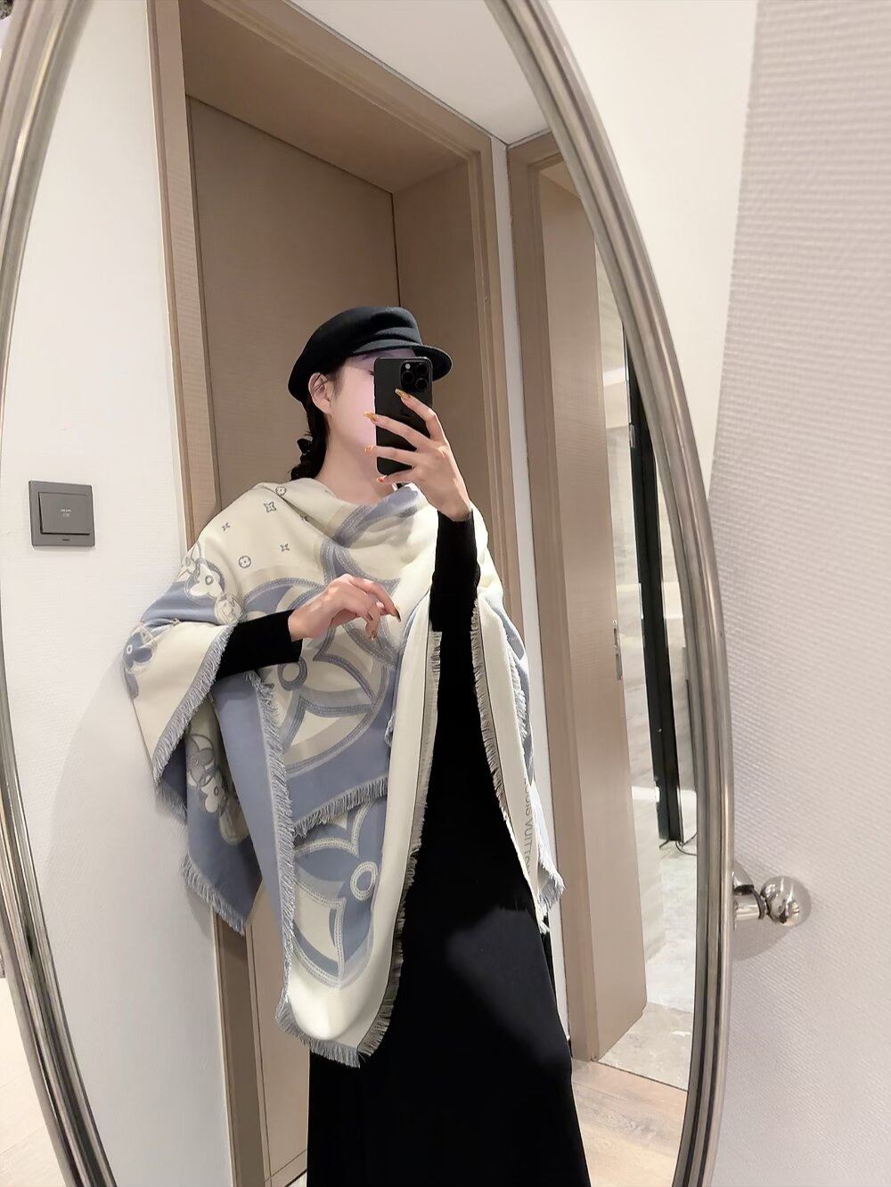 80💰 新✨✨😘👍LV最最新的专柜主打款【边框老花140】 💟 度假及日常都非常好搭配的款😍订单私流  】一看到就想去度假‼️平时穿搭也非常好搭配，整个人看起来都会神采奕奕🌟🌟好多不用多说，细节品质都看得清楚，绝对获赞的高规格品质😄140*140大方巾，