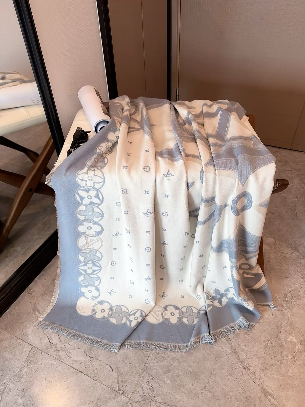 80💰 新✨✨😘👍LV最最新的专柜主打款【边框老花140】 💟 度假及日常都非常好搭配的款😍订单私流  】一看到就想去度假‼️平时穿搭也非常好搭配，整个人看起来都会神采奕奕🌟🌟好多不用多说，细节品质都看得清楚，绝对获赞的高规格品质😄140*140大方巾，