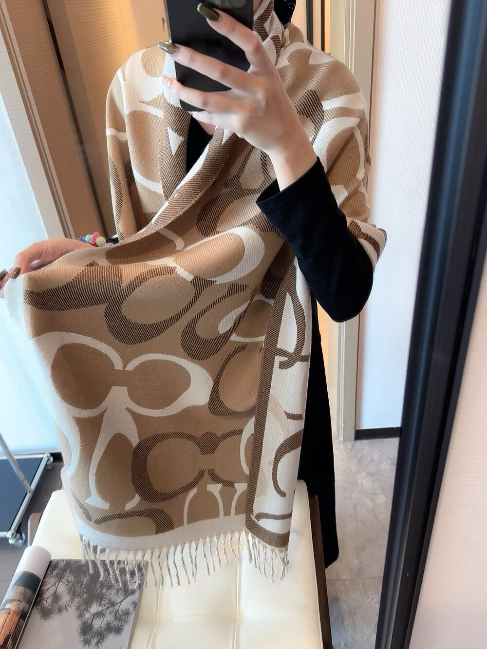 批90💰COACH经典 蔻驰围巾也太好看了吧！不仅有颜值还有品质，97%羊毛+3%羊绒，手感超级软糯和舒服，尺寸190×60cm，整体宽度还可以，算是个小披肩。正反面做的互补色，一面是经典马拉车。另一面是双色格纹，温温柔柔的感觉围巾一定要冲这一条！