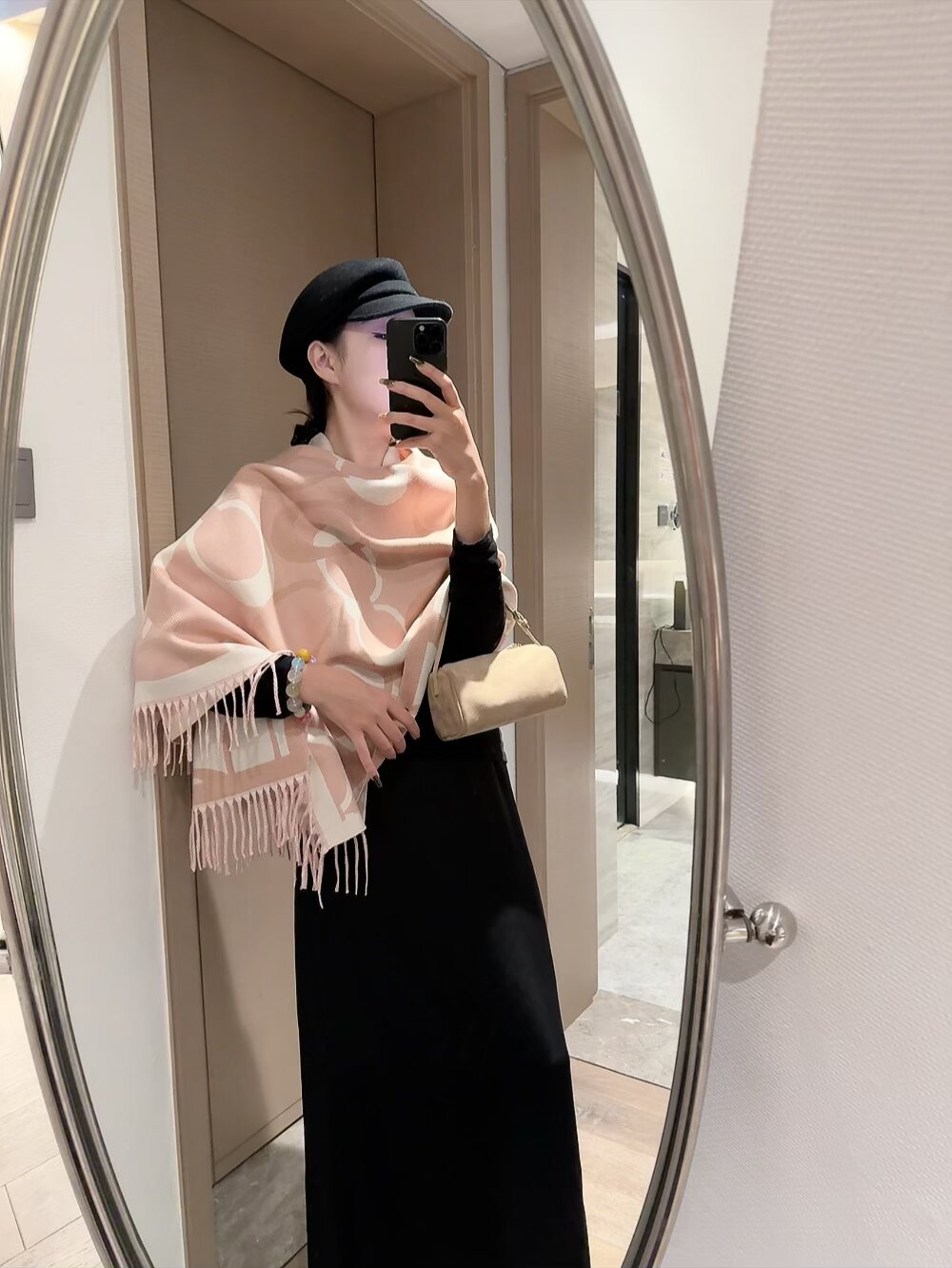 批90💰COACH经典 蔻驰围巾也太好看了吧！不仅有颜值还有品质，97%羊毛+3%羊绒，手感超级软糯和舒服，尺寸190×60cm，整体宽度还可以，算是个小披肩。正反面做的互补色，一面是经典马拉车。另一面是双色格纹，温温柔柔的感觉围巾一定要冲这一条！