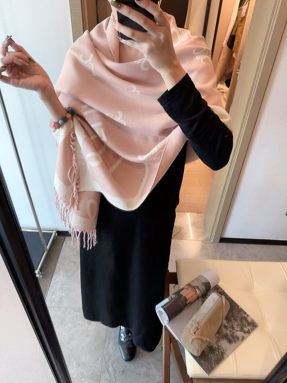 NO:714545,CELINE is an anti-air-conditioning and fashionable item. You can never have too many styles. It has both fashion and temperament. It can handle a variety of dressing styles. The fabric is silky and fine. It has strong toughness. It is not easy to be snagged. It makes the whole piece show different depths of texture. It is eye-catching but not ostentatious. It feels delicate, smooth and skin-friendly. The upper body effect is super good. Ordinary scarf, ordinary scarf, celine, celine19860909批CELINE（赛琳 防冷气又时髦的单品 永远都不会嫌多的款 时髦和气质兼具 驾驭多种穿衣风格 面料丝滑精细 韧性很强 不容易被轻易勾丝 让整件作品呈现不同深度的质感 突出醒目而不张扬 手感细腻 顺滑又亲肤 上身效果超级棒普通围巾,普通围巾,celine,celine,scarf