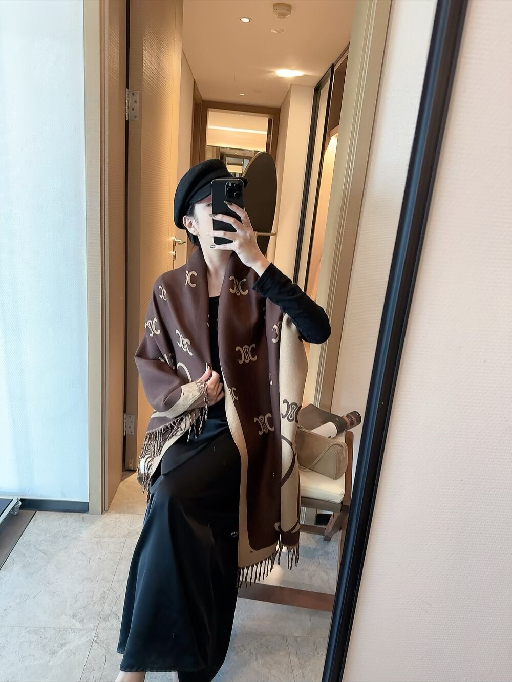 NO:714542,CELINE is an anti-air-conditioning and fashionable item. You can never have too many styles. It has both fashion and temperament. It can handle a variety of dressing styles. The fabric is silky and fine. It has strong toughness. It is not easy to be snagged. It makes the whole piece show different depths of texture. It is eye-catching but not ostentatious. It feels delicate, smooth and skin-friendly. The upper body effect is super good. Ordinary scarf, ordinary scarf, celine, celine19860909CELINE（赛琳 防冷气又时髦的单品 永远都不会嫌多的款 时髦和气质兼具 驾驭多种穿衣风格 面料丝滑精细 韧性很强 不容易被轻易勾丝 让整件作品呈现不同深度的质感 突出醒目而不张扬 手感细腻 顺滑又亲肤 上身效果超级棒普通围巾,普通围巾,celine,celine,scarf