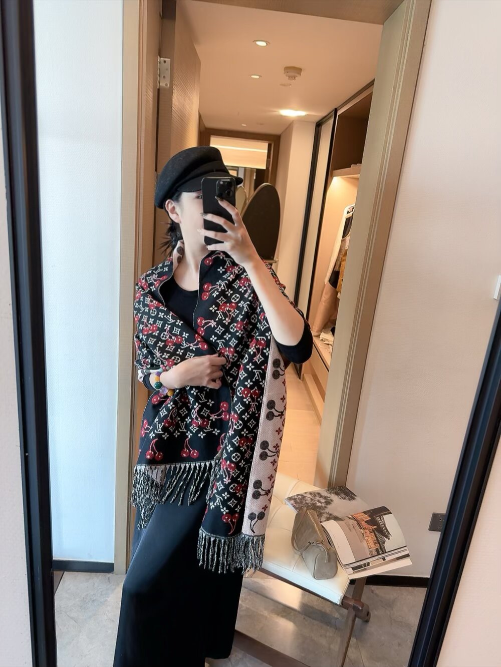 NO:552599,Batch LV cherry scarf is so pretty, so stylish and charming, a very elegant and fashionable autumn and winter item!  I really like it, it’s a very Classic design. It’s small but refined, and it feels really great on the upper body. It looks great no matter how you wear it!  !  This style is really worth buying with your eyes closed, and it can be easily worn by any age group!  !  !  65*180cm ordinary scarf, ordinary scarf, louis vuitton19860909批 LV樱桃围巾好看的要疯掉了,太有型太有魅力了非常斯文时尚的秋冬单品！真的很喜欢,非常Classical的设计.东西少而精手感真的绝了上身效果真的随便怎么围都好看！！这种款式真的闭着眼买,任何年龄层都轻松驾驭！！！65*180cm普通围巾,普通围巾,louis vuitton,scarf