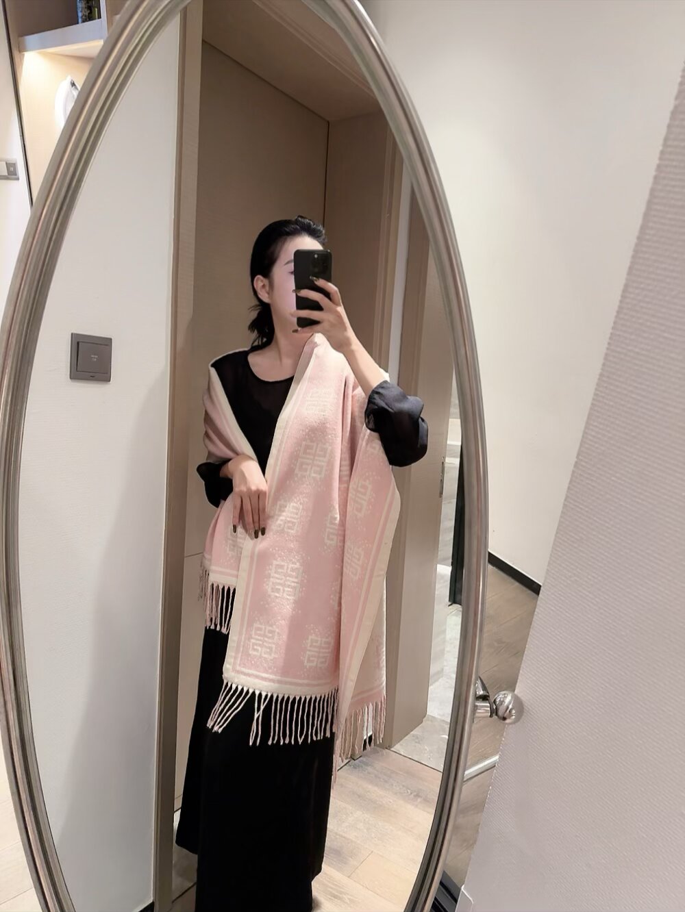 NO:541754,GIVENCHY cashmere long scarf [New long scarf] highly recommended heavy-duty imported pure cashmere scarf, the best cashmere fiber, without a trace of variegated color, the best among real luxury goods, the texture looks more luxurious, the feel is great, the texture is not to be described in more detail. I just want to say that if you meet it, you are lucky to meet it, the size is 65*200cm, the selected pure cashmere ordinary scarf, ordinary scarf, given19860909批GIVENCHY羊绒长巾【新款长巾】极力推荐款重磅进口纯羊绒围巾,最好的羊绒纤维,没有一丝杂色,真正的奢侈品中的极品,质感显得更加奢华,手感棒极了质感品质不想多做描述 只想说,能遇到就是幸运尺寸65*200cm,精选纯羊绒 普通围巾,普通围巾,givenchy,scarf