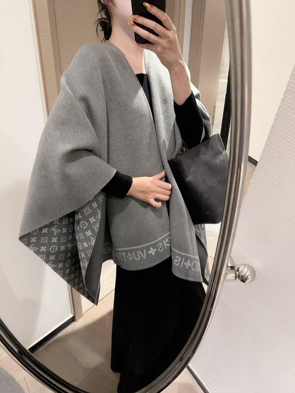 NO:714535,Batch Louis Vuitton double-sided wool and cashmere blended knitted jacket and cape. It feels soft, comfortable and delicate, cost-effective. Size one size. Large cape and shawl, very fashionable print, so beautiful!  It’s very versatile, whether it’s a dress, a miniskirt, or shorts and boots, it’s very versatile!  Extremely fashionable, can be used on both sides ~ super texture ordinary scarf, ordinary scarf, louis vuitton, boots, skirts, shorts, jackets & coats, shawls19860909批 路易威登双面羊毛羊绒混纺针织外套斗篷 手感柔软舒适细腻,高性价比款 Size 均码 斗篷大披肩,非常时尚的印花、太好看啦！很百搭哦、无论连衣裙 小套裙还是短裤长靴,都非常百搭！时尚感爆棚哦、双面都能用 ～ 超级质感普通围巾,普通围巾,louis vuitton,boots,skirts,shorts,jackets & coats,shawls,scarf