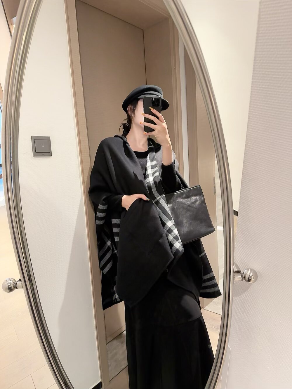 NO:619499,The embroidery is very nice, Zhang Jingyi has the same cloak! Burberry 25 winter hooded plaid cloak. Made of cashmere, double-sided! Although the price in the cabinet is 2.85, it is still very valuable! You can see the details by looking at the pictures. It is full of texture and the materials are also top-notch! The 'Wizard Hat' style brings a lot of age reduction ~ ordinary scarf, ordinary scarf, burberry, hats19860909批刺绣非常nice,张婧仪同款斗篷! Burberry 25冬季连帽格纹斗篷. 山羊绒的材质,双面可用! 柜柜里价格虽达2.85个,不过也非常有份量喔! 细节看图就知道 质感满满,用料同样到顶! “巫师帽”的款式,带来不少的减龄感~普通围巾,普通围巾,burberry,hats,scarf