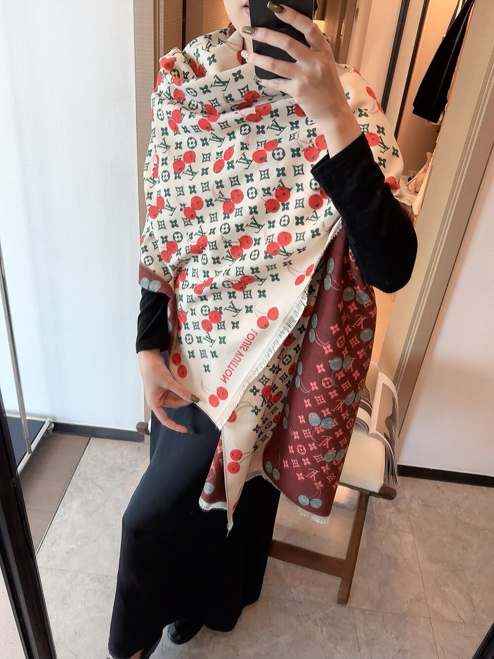 NO:586751,The LV cherry scarf is crazy beautiful, so stylish and charming, a very elegant and fashionable autumn and winter item!  I really like it, it’s a very Classic design. It’s small but refined, and it feels really great on the upper body. It looks great no matter how you wear it!  !  This style is really worth buying with your eyes closed, and it can be easily worn by any age group!  !  !  65*180cm ordinary scarf, ordinary scarf, louis vuitton19860909LV樱桃围巾好看的要疯掉了,太有型太有魅力了非常斯文时尚的秋冬单品！真的很喜欢,非常Classical的设计.东西少而精手感真的绝了上身效果真的随便怎么围都好看！！这种款式真的闭着眼买,任何年龄层都轻松驾驭！！！65*180cm普通围巾,普通围巾,louis vuitton,scarf