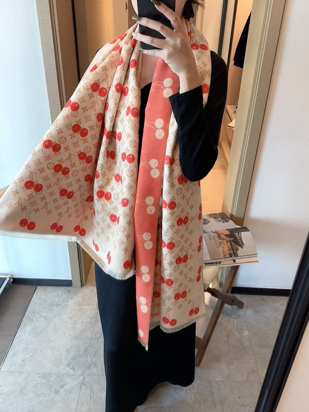 NO:586755,The LV cherry scarf is crazy beautiful, so stylish and charming, a very elegant and fashionable autumn and winter item!  I really like it, it’s a very Classic design. It’s small but refined, and it feels really great on the upper body. It looks great no matter how you wear it!  !  This style is really worth buying with your eyes closed, and it can be easily worn by any age group!  !  !  65*180cm ordinary scarf, ordinary scarf, louis vuitton19860909LV樱桃围巾好看的要疯掉了,太有型太有魅力了非常斯文时尚的秋冬单品！真的很喜欢,非常Classical的设计.东西少而精手感真的绝了上身效果真的随便怎么围都好看！！这种款式真的闭着眼买,任何年龄层都轻松驾驭！！！65*180cm普通围巾,普通围巾,louis vuitton,scarf