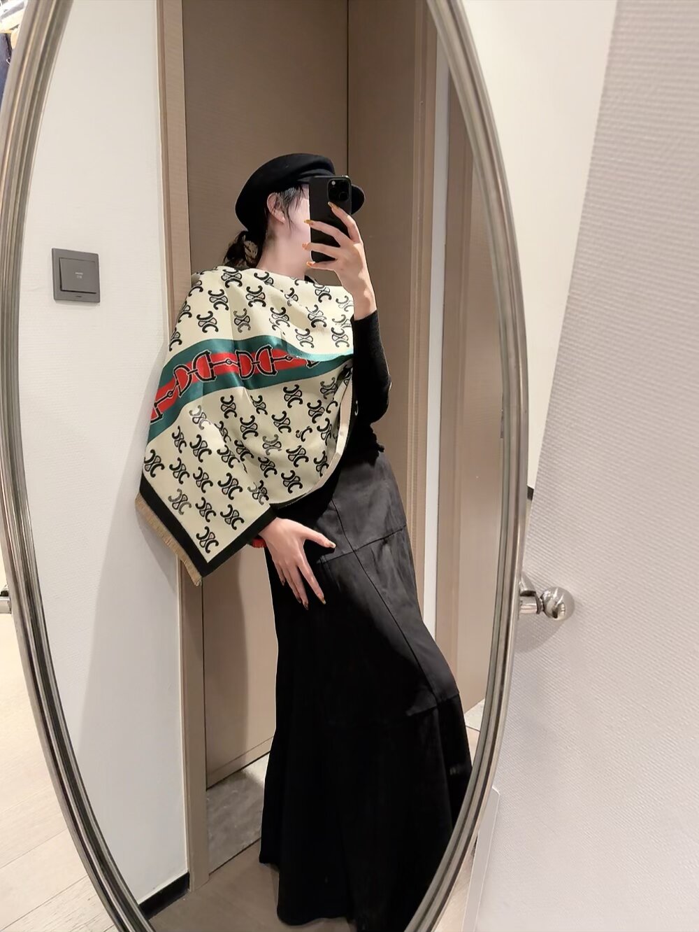 NO:552617,CELINE is an anti-air-conditioning and fashionable item. You can never have too many styles. It has both fashion and temperament. It can handle a variety of dressing styles. The fabric is silky and fine. It has strong toughness. It is not easy to be snagged. It makes the whole piece show different depths of texture. It is eye-catching but not ostentatious. It feels delicate, smooth and skin-friendly. The upper body effect is super good. Ordinary scarf, ordinary scarf, celine, celine19860909批CELINE（赛琳 防冷气又时髦的单品 永远都不会嫌多的款 时髦和气质兼具 驾驭多种穿衣风格 面料丝滑精细 韧性很强 不容易被轻易勾丝 让整件作品呈现不同深度的质感 突出醒目而不张扬 手感细腻 顺滑又亲肤 上身效果超级棒普通围巾,普通围巾,celine,celine,scarf