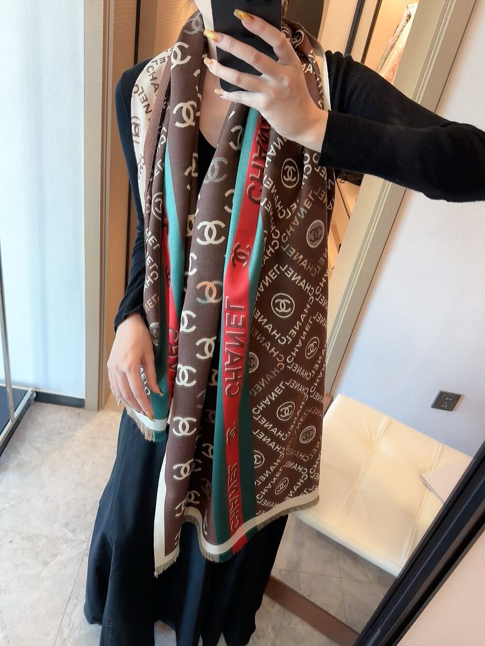 NO:619497,Batch Chanel's new autumn and winter classic series of scarves. The ultimate collision of black and white, made of classic black and white, and decorated with classic logos, the whole body reveals the exquisite and high-end charm. Two eternal solid colors are intertwined on it. Quiet, beautiful, and pure, how can people refuse it [Rose] 'Ladies Double-sided Wool Scarf' An extremely classic popular product A fashionable item full of aura Size 65 * 180 cm  Fabric 92 wool, 8 cashmere ordinary scarf, ordinary scarf, chanel19860909批Chanel 新款秋冬经典系列围巾 极致黑与白的碰撞,经典的黑白色系打造,加上经典的满Logo点缀,浑身上身所流露的便是那种精致高端的魅力感,两种永恒的纯色在其上交织. 宁静,美好,又纯粹,怎么会让人舍得拒绝它呢[玫瑰] 《女士双面羊毛围巾》 一款极致经典的人气产物 一条充满了光环的时髦单品 尺寸65 * 180 cm 面料92羊毛,8羊绒普通围巾,普通围巾,chanel,scarf