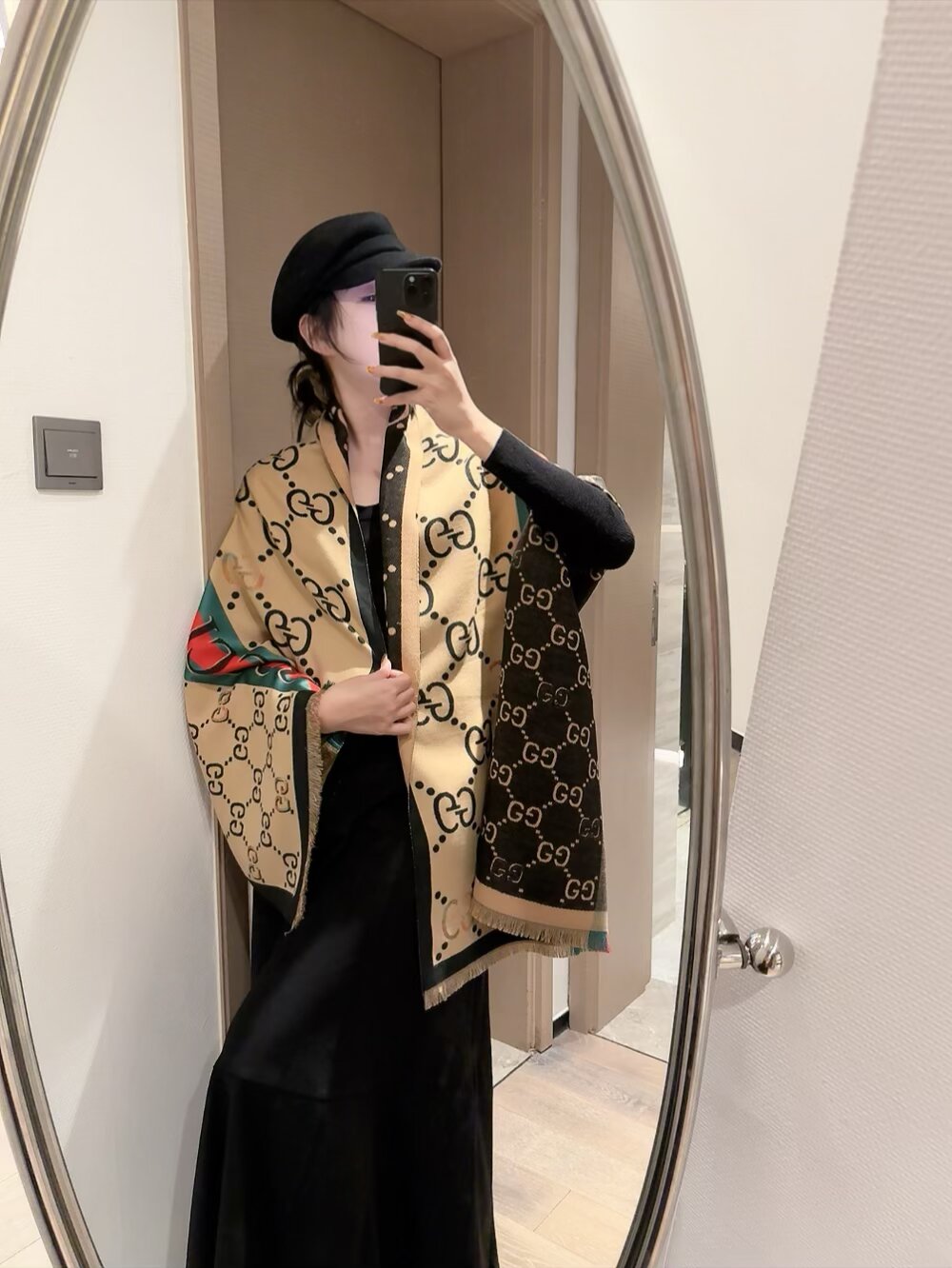 NO:603191,Gucci ·  Gucci's classic cashmere scarf double-sided jacquard is a hard product. Regarding the arrangement of the hemp slip. A batch of original export orders have been delivered, one of which has just passed customs and went straight to the UK. The last batch is still in emergency production. I don't want to describe this kind of product anymore. It is a must-have item for thousands of years. It is suitable for both men and women. Buyer  I took away some of it. The fabric is cashmere. It feels soft and waxy, not heavy. It is super warm and skin-friendly. It is low-key and luxurious. Every color is so loved that I love it. Every color must be arranged. At such a good price, it will break my head if I miss it. Size 60 210cm ordinary scarf, ordinary scarf, gucci19860909Gucci · 古奇经典羊绒围巾双面提花来个硬货.麻溜的安排上.纯正出口原订单已经交货一批,其中一批刚过海关,直蹦英国.最后一批还在紧急生产中.这种货已经不想多描述了,万年必备款.男女通用.买手带走一部分.面料羊绒.手感软糯,不厚重.超级保暖亲肤.及其低调奢华每个色都是爱到爆炸每色必须安排上.这么好的价位,错过敲烂脑壳儿size60210cm普通围巾,普通围巾,gucci,scarf