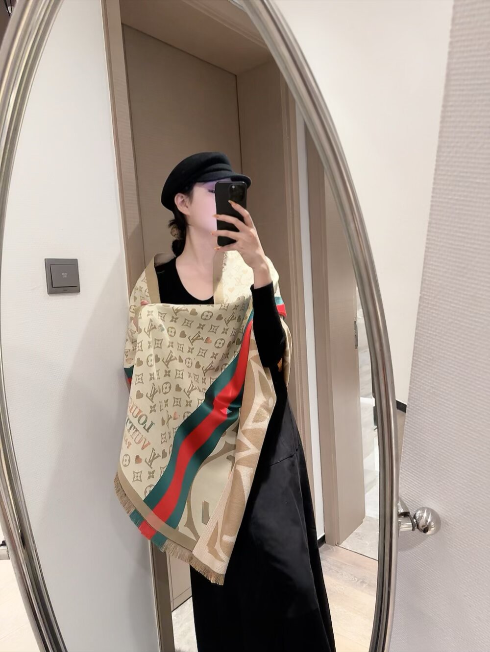 Louis Vuitton 渠道独家得供大驴专柜款满天星当季双面热款女羔绒两用围巾 ◎得点:渠道独家得供的大驴 专柜当季排长队预定的牛货 起了一个巨好听的名字“璀璨星空lv” 本年度最好看最流弊的披肩 明星上身热款 冬季高端甄选 ◎规格:60*190