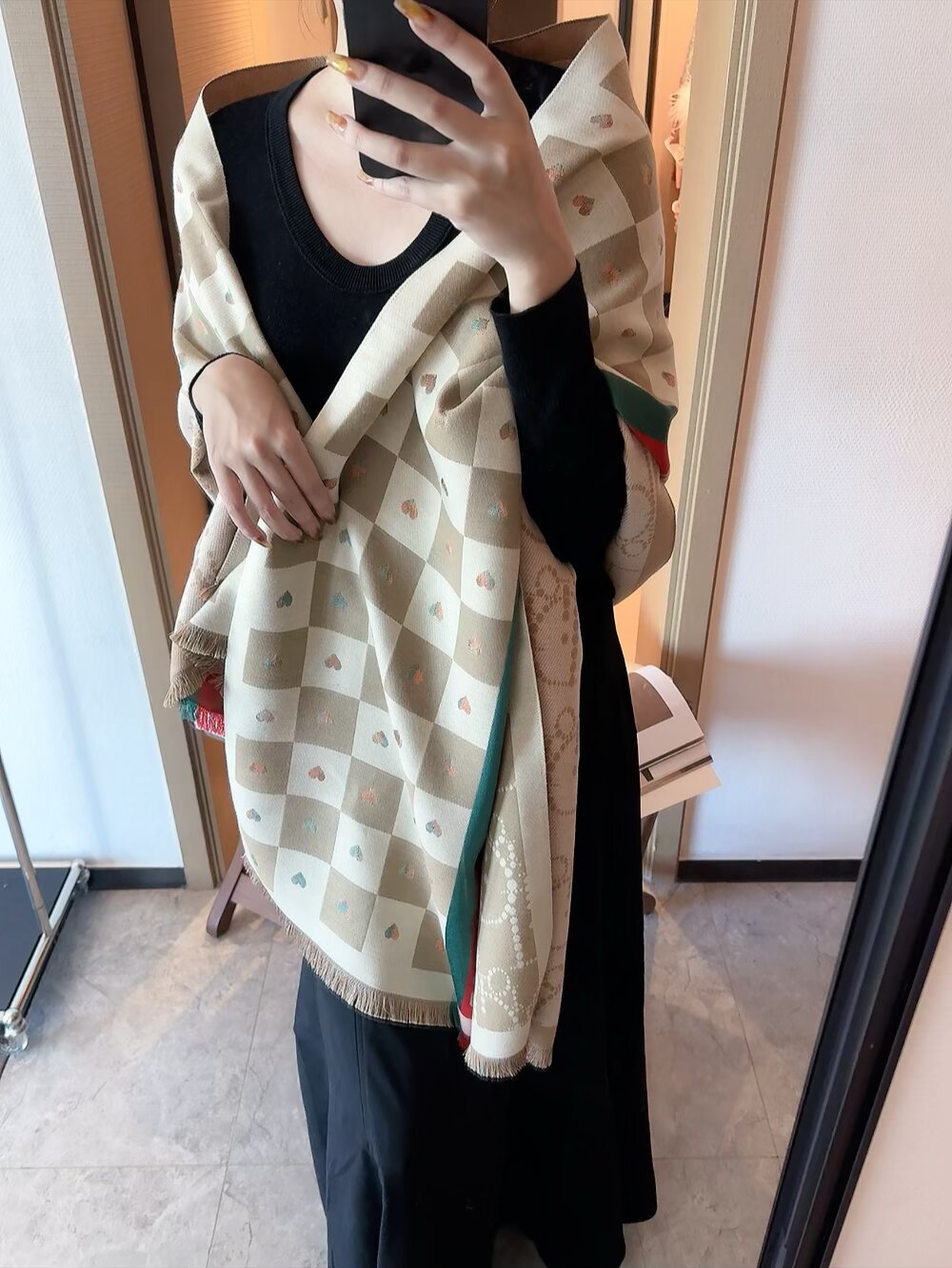 NO:603216,Batch Dior, with its exquisite craftsmanship and endless imagination, has become the most artistically charming high-end brand in Paris, France. The luxurious Dior soul LOGO below injects soul into fashionable scarves. The striped plaid pattern is heartwarming, generous and versatile. It is an essential match every year, allowing luxury and elegance to appear naturally and easily on the body. 180*60 ordinary scarf, ordinary scarf, dior, dior19860909批 迪奥(Dior)以其精湛的工艺技术和源源不断的想像力 成为当代最具艺术魅力法国巴黎的高档品牌 下方充满奢华气息的Dior灵魂LOGO 为时尚的围巾注入灵魂 条纹格子花纹 暖心又大方百搭 是每年都必不可少的搭配 让奢华与高雅自然轻松的出现在身上 180*60普通围巾,普通围巾,dior,dior,scarf