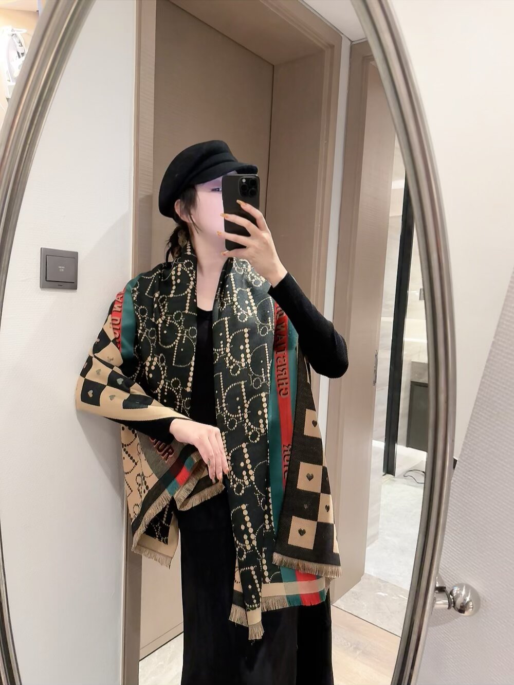 NO:603212,With its exquisite craftsmanship and endless imagination, Dior has become the most artistically charming high-end brand in Paris, France. The luxurious Dior soul LOGO below injects soul into fashionable scarves. The striped plaid pattern is heartwarming, generous and versatile. It is an essential match every year, allowing luxury and elegance to appear naturally and easily on the body. 180*60 ordinary scarf, ordinary scarf, dior, dior19860909批迪奥(Dior)以其精湛的工艺技术和源源不断的想像力 成为当代最具艺术魅力法国巴黎的高档品牌 下方充满奢华气息的Dior灵魂LOGO 为时尚的围巾注入灵魂 条纹格子花纹 暖心又大方百搭 是每年都必不可少的搭配 让奢华与高雅自然轻松的出现在身上 180*60普通围巾,普通围巾,dior,dior,scarf