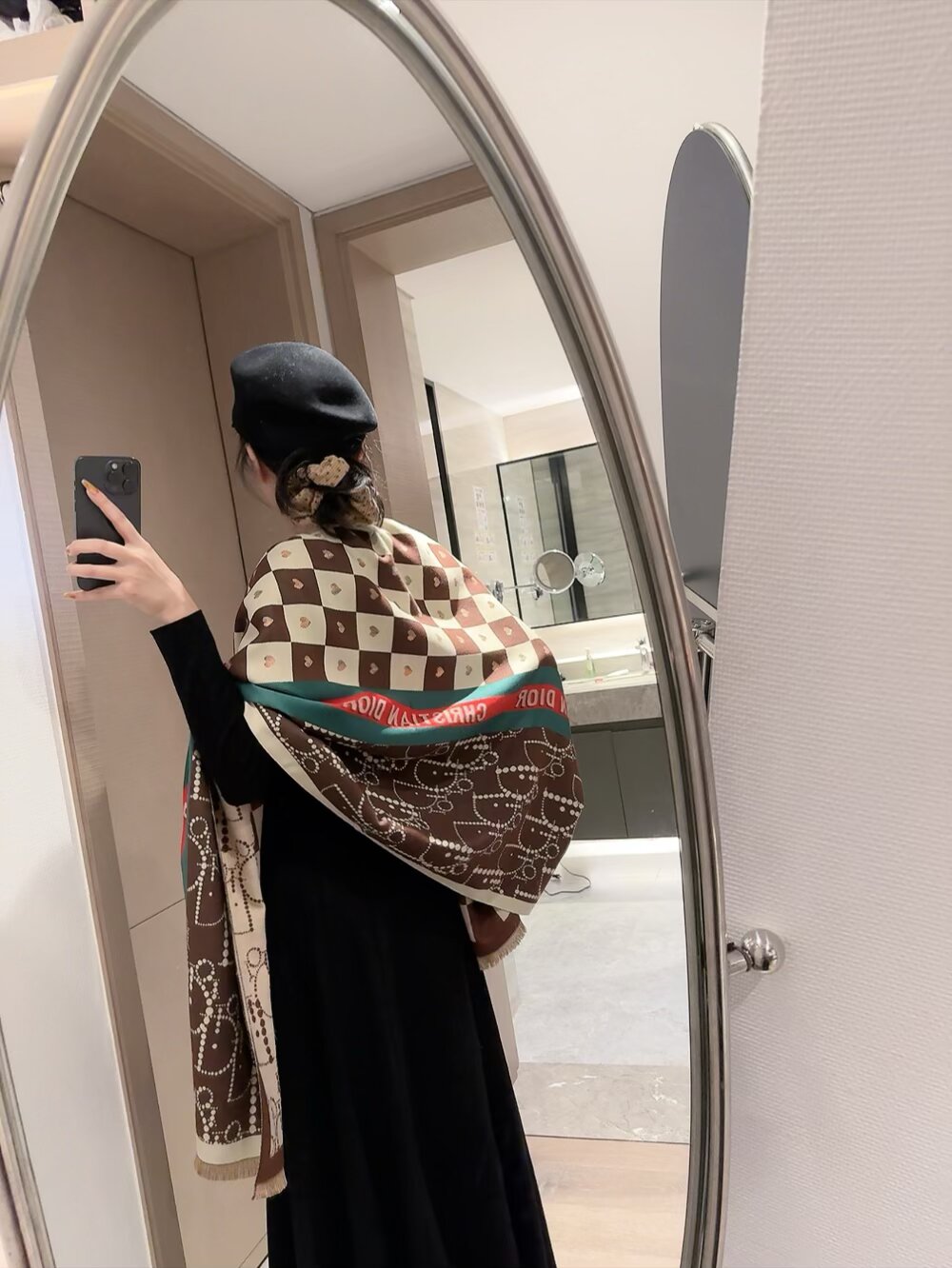 NO:603207,Batch Dior, with its exquisite craftsmanship and endless imagination, has become the most artistically charming high-end brand in Paris, France. The luxurious Dior soul LOGO below injects soul into fashionable scarves. The striped plaid pattern is heartwarming, generous and versatile. It is an essential match every year, allowing luxury and elegance to appear naturally and easily on the body. 180*60 ordinary scarf, ordinary scarf, dior, dior19860909批 迪奥(Dior)以其精湛的工艺技术和源源不断的想像力 成为当代最具艺术魅力法国巴黎的高档品牌 下方充满奢华气息的Dior灵魂LOGO 为时尚的围巾注入灵魂 条纹格子花纹 暖心又大方百搭 是每年都必不可少的搭配 让奢华与高雅自然轻松的出现在身上 180*60普通围巾,普通围巾,dior,dior,scarf