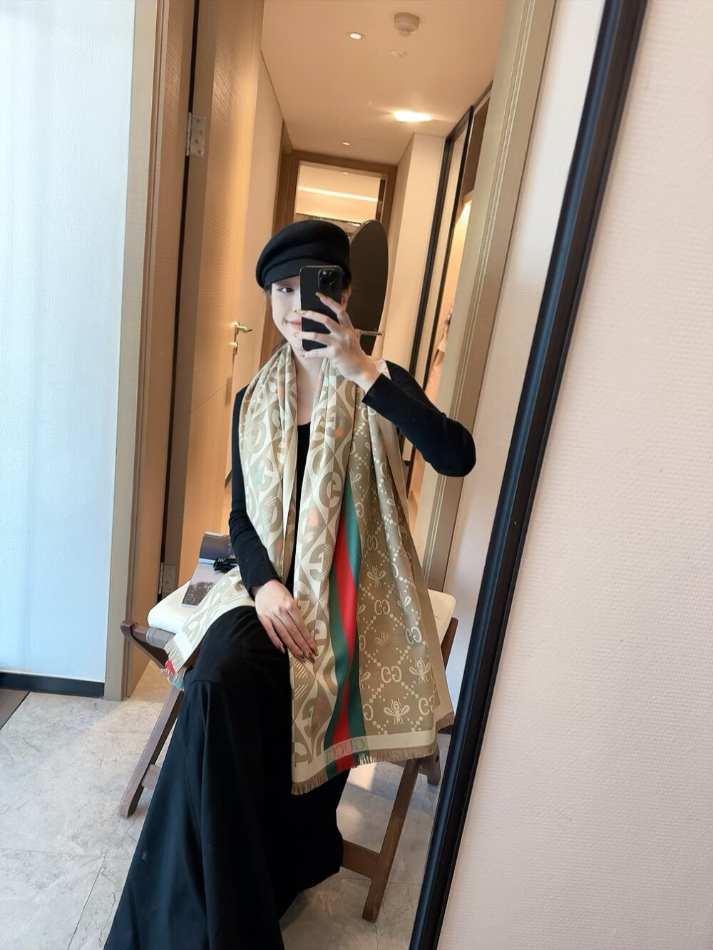 NO:603181,Batch Gucci’s new counter [double-sided GG bee pattern cashmere] is so beautiful [crying] royal palace-level classic logo pattern jacquard + red and green webbing design style plus the cute little bee rich in Gucci’s characteristic elements is extremely beautiful. Really, the upper body is very flattering to the skin tone. Versatile, you can decide whether it looks good or not. Top-quality cashmere ordinary scarf, ordinary scarf19860909批 古奇专柜新款【双面GG蜜蜂图案羊绒】美翻了[流泪]御用殿堂级极品经典logo图案提花+红绿织带设计风格加上富有古奇特色元素的可爱小蜜蜂美丽至极 真的 上身极为衬肤色 百搭 好看不好看自己看吧 尺顶级羊绒普通围巾,普通围巾,scarf