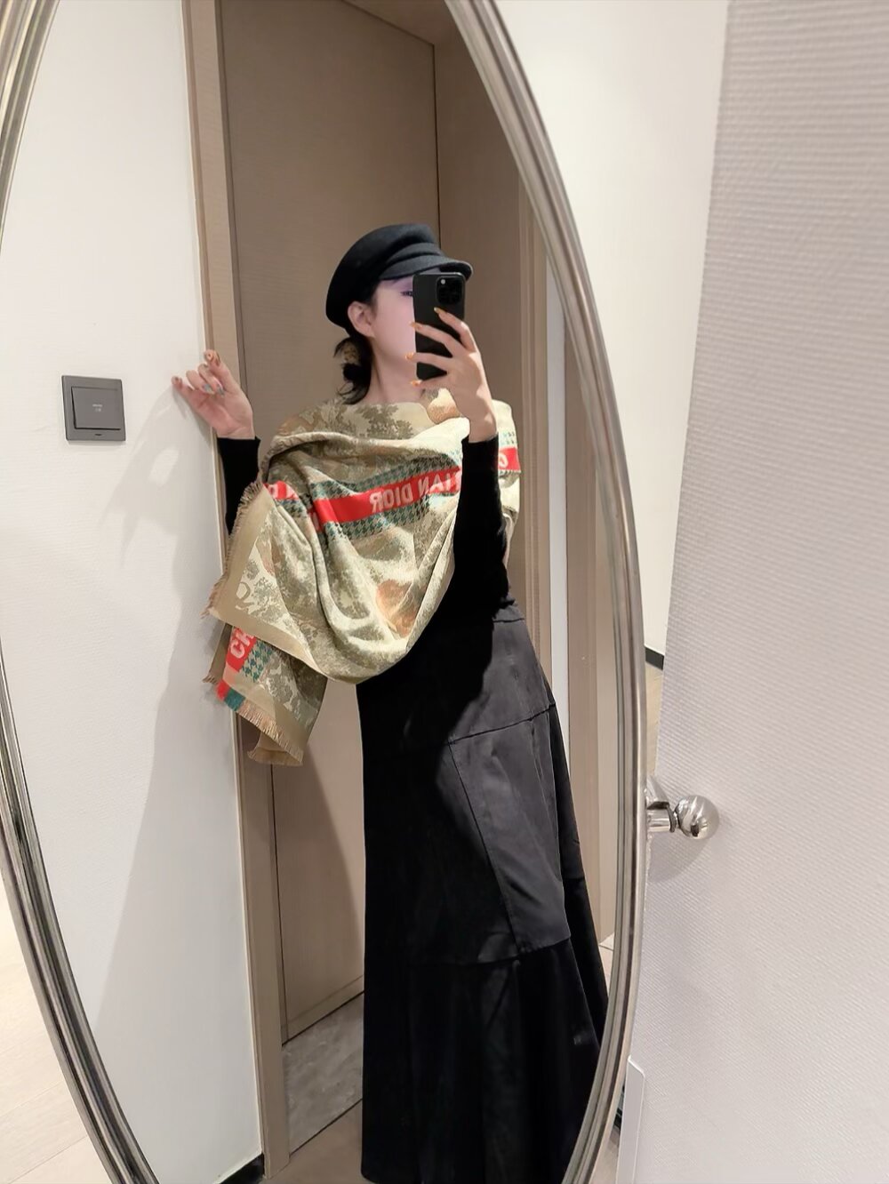 NO:643035,Batch DIOR's latest scarf, benefits for women, super gentle and stylish double-sided design!  !  】I feel that this design looks younger, gentler and more elegant than the previous designs!  !  It feels like she can match 10,000 tops. The double-sided scarf design has a contrasting jacquard pattern. It is a real daily fashion model. The size is 65190. It is super awesome and can be played with various tie methods!  !  It looks super slim, high-end and fashionable. The main thing is that it is well designed and has a special texture. In addition, with such a thin thickness and a moderate upper body, it can be very stylish!  It is a scarf with a high utilization rate. Ordinary scarf, ordinary scarf, dior, dior19860909批 DIOR（迪奥）最新款围巾,女士的福利 超温柔洋气的双面设计！！】感觉这个比以往的设计都更显年轻更显温柔更气质有木有！！感觉她能与一万件上衣匹配在一起,双面围巾设计 反差感提花图案,实实在在的日常时髦款 65190的尺寸,超级无敌赞的任意玩转各种系法！！超级显瘦高级显时髦,主要还是设计好,特别显质感,加上这样的薄厚度适中上身可以很有型！是利用率相当高的一款围巾普通围巾,普通围巾,dior,dior,scarf