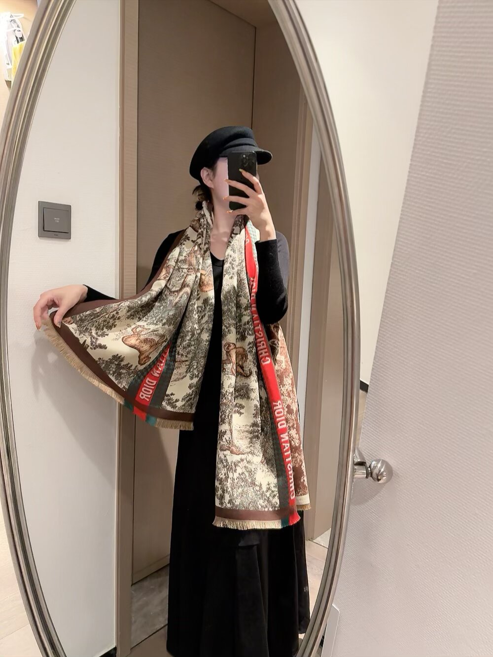 NO:603201,Batch DIOR's latest scarf, benefits for women, super gentle and stylish double-sided design!  !  】I feel that this design looks younger, gentler and more elegant than the previous designs!  !  It feels like she can match 10,000 tops. The double-sided scarf design has a contrasting jacquard pattern. It is a real daily fashion model. The size is 65190. It is super awesome and can be played with various tie methods!  !  It looks super slim, high-end and fashionable. The main thing is that it is well designed and has a special texture. In addition, with such a thin thickness and a moderate upper body, it can be very stylish!  It is a scarf with a high utilization rate. Ordinary scarf, ordinary scarf, dior, dior19860909批 DIOR（迪奥）最新款围巾,女士的福利 超温柔洋气的双面设计！！】感觉这个比以往的设计都更显年轻更显温柔更气质有木有！！感觉她能与一万件上衣匹配在一起,双面围巾设计 反差感提花图案,实实在在的日常时髦款 65190的尺寸,超级无敌赞的任意玩转各种系法！！超级显瘦高级显时髦,主要还是设计好,特别显质感,加上这样的薄厚度适中上身可以很有型！是利用率相当高的一款围巾普通围巾,普通围巾,dior,dior,scarf