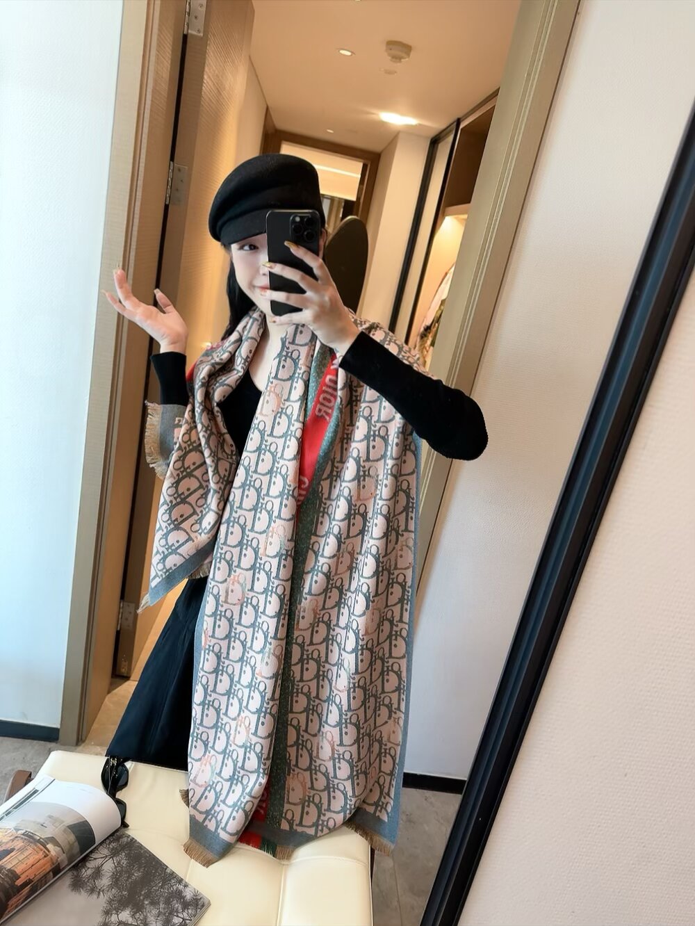 NO:603221,[DIOR Dior] has launched a new cashmere scarf with cannage pattern this year. Beautiful color matching. The latest cashmere style from the popular store is super versatile!  Super elegant!  !  Love it, love it. Cashmere with such a large proportion of cashmere imported from Kashmir is really super rare! Cashmere is known as the 'soft gold' in the world, and it feels soft and delicate. This scarf is super large, and the size is up to 100%! The whole scarf is double-sided, whether it is used to make a scarf or a shawl, it is the best choice! Ordinary scarf, ordinary scarf, dior, dior, gold, shawls19860909批【DIOR 迪奥】今年又上新新款藤格纹山羊绒围巾啦 绝美配色 爆款专柜最新款式 羊绒 超百搭！超显气质！！大爱大爱 采用克什米尔进口羊绒这么大比重的羊绒真的超级少见!羊绒有世界公认的“软黄金”之称,手感柔软细腻这款围巾超级大,尺寸达到!整体是双面织造的 ,不管是拿来做围巾做披肩 都是不二的选择!普通围巾,普通围巾,dior,dior,gold,shawls,scarf