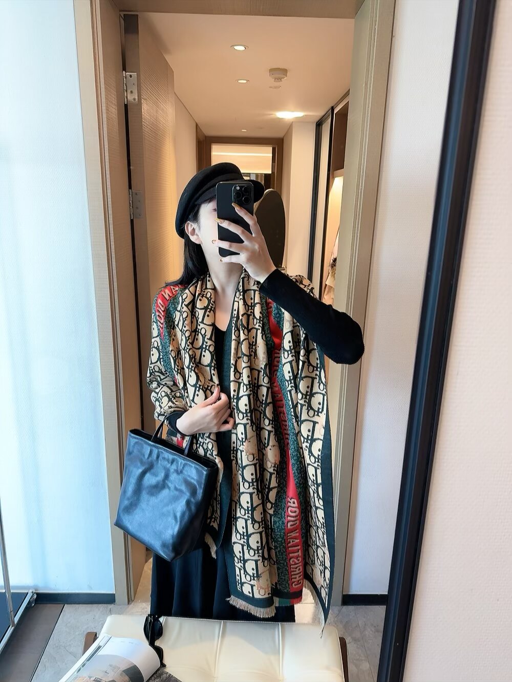 NO:643030,[DIOR Dior] has launched a new cashmere scarf with cannage pattern this year. Beautiful color matching. The latest cashmere style from the popular store is super versatile!  Super elegant!  !  Love it, love it. Cashmere with such a large proportion of cashmere imported from Kashmir is really super rare! Cashmere is known as the 'soft gold' in the world, and it feels soft and delicate. This scarf is super large, and the size is up to 100%! The whole scarf is double-sided, whether it is used to make a scarf or a shawl, it is the best choice! Ordinary scarf, ordinary scarf, dior, dior, gold, shawls19860909批【DIOR 迪奥】今年又上新新款藤格纹山羊绒围巾啦 绝美配色 爆款专柜最新款式 羊绒 超百搭！超显气质！！大爱大爱 采用克什米尔进口羊绒这么大比重的羊绒真的超级少见!羊绒有世界公认的“软黄金”之称,手感柔软细腻这款围巾超级大,尺寸达到!整体是双面织造的 ,不管是拿来做围巾做披肩 都是不二的选择!普通围巾,普通围巾,dior,dior,gold,shawls,scarf