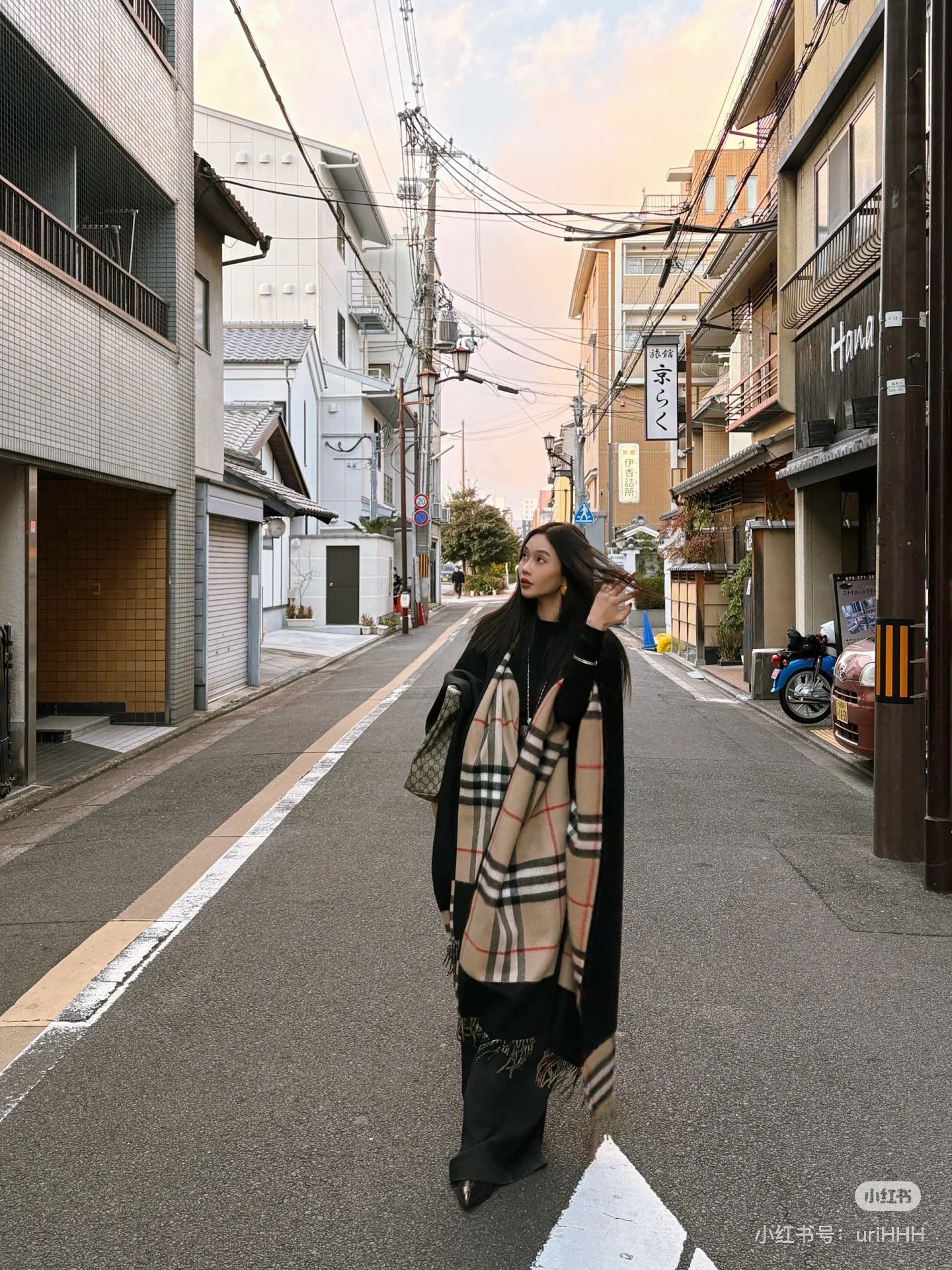 便宜版本便宜版本P凹造型必备斗篷 原单burberry最新款对比感格纹提花披肩斗篷，灰拼色双面斗篷‼️经