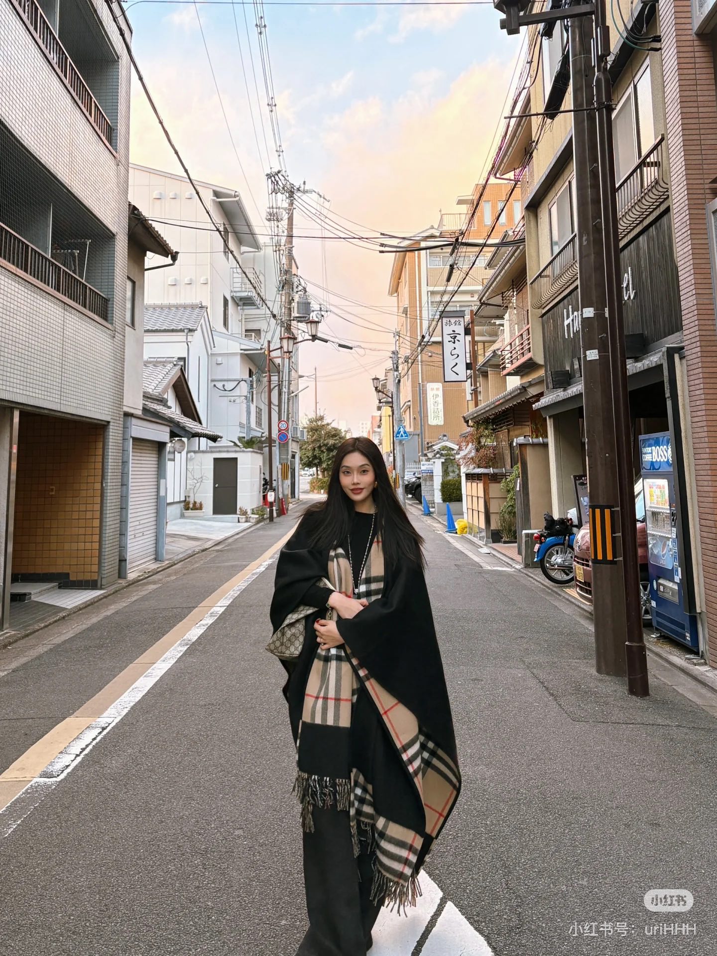 便宜版本便宜版本P凹造型必备斗篷 原单burberry最新款对比感格纹提花披肩斗篷，灰拼色双面斗篷‼️经