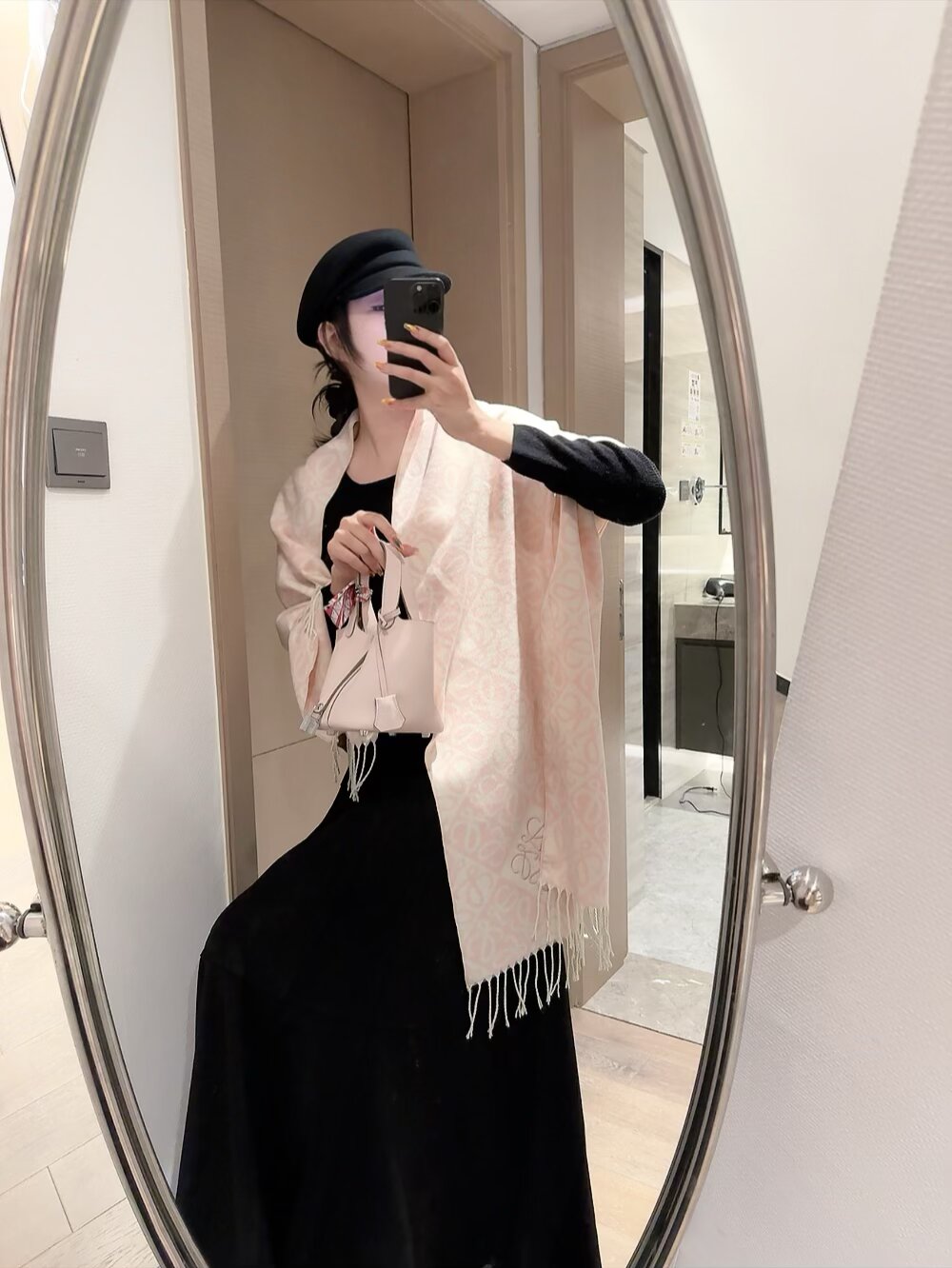 NO:603231,This scarf from Loewe has a great autumn and winter atmosphere. I always look forward to Loewe's scarf every year. It goes perfectly with all kinds of coats. The colors are very nice. I will use it with simple daily looks. It immediately creates an atmosphere. Size: 205*60cm ordinary scarf, ordinary scarf, loewe19860909罗意威这条围巾好有秋冬氛围感 每年都会小小期待一下罗意威的围巾 搭配各种大衣都很完美 颜色都很好看 日常穿简单一点的look都会拿它来搭配 立马有氛围 size:205*60cm普通围巾,普通围巾,loewe,scarf