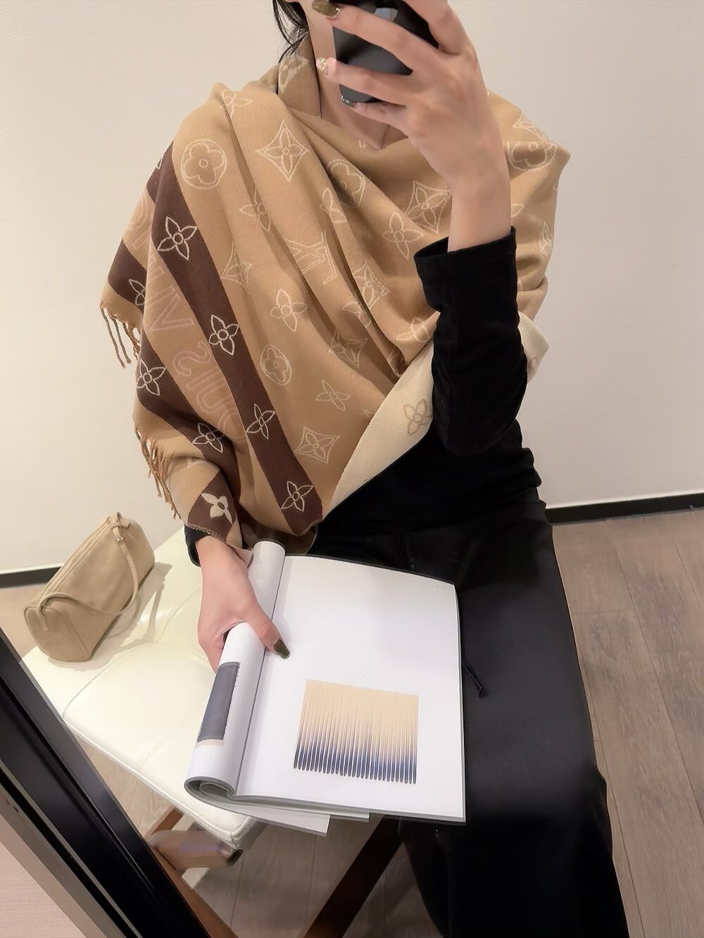 NO:603260,A batch of big-name intellectual fashionistas are deeply impressed by LV. LV's latest design is very practical and easy to match. It is a must-have presbyopia for all seasons. It is really magical~ It will always make people feel very good-looking, and it will always be the most versatile and timeless color. All the big-name presbyopia series are really only suitable for LV's genuine 300-count fine handmade plate-printed cashmere twill encrypted ring velvet.  , High-twist fine-gloss cashmere yarn, dense twill weave, the fabric is dense and glossy as a whole, the cashmere part uses fine cashmere from Merino lambs, so the fabric feels delicate and smooth, with high drape, hand-made offset printing process, the color levels are clear and delicate, out of print in small quantities, you can understand ordinary scarves, ordinary scarves, louis  vuitton, ring19860909批大牌知性时髦深深被LV折服.LV最新设计,非常实用好搭配,四季必备老花真的是有魔力吧~永远永远都让人觉得非常好看,而且永远都是最百搭最永恒的花色所有大牌的老花系列真的只服LV真正的300支精细手工台版印刷羊绒斜纹加密戒指绒,高捻度精细光泽的羊绒纱线,加密的斜纹织法,面料整体密实并且光泽度很高,羊绒部分使用的是美利奴幼羊的精细羊绒,因此面料手感细腻顺滑,垂感度高,手工台版印刷工艺,色彩层次分明细腻,绝版少量,懂的入普通围巾,普通围巾,louis vuitton,ring,scarf