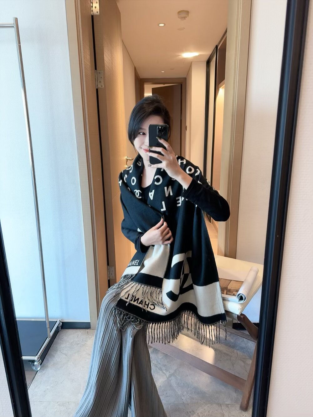 NO:586799,Chanel's new counter synchronization [a sprig of camellia. So beautiful [crying]] is on sale at the royal palace-level counter. The top-grade twill silk classic camellia pattern design style is extremely beautiful. It really matches the skin tone on the upper body and is versatile.  Classic model ~ Only when you see the real thing will you know how good it is and how long it lasts. The classic best-selling model recommends CHANEL. The classic elements of Chanel are camellia and double C. It is elegant and elegant. It is super perfect when wrapped around the neck. It is a stunner in the world of silk scarves. Ordinary scarf, ordinary scarf, chanel, chanel, real silk19860909批香奈儿新款专柜同步【一枝山茶花.美翻了[流泪]御用殿堂级极品专柜在售 顶级斜纹真丝经典山茶花图案设计风格美丽至极 真的 上身极为衬肤色 百搭 经典款～看到实物才知道有多好经久不衰,经典热卖款推荐CHANEL香奈儿经典元素山茶花和双C优雅大方,绕在颈间超级完美简直丝巾界的尤物普通围巾,普通围巾,chanel,chanel,real silk,scarf