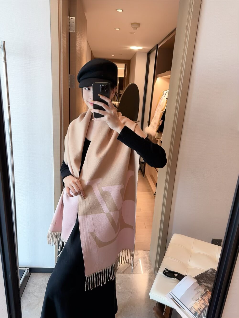 NO:603331,The first batch of LV 2.0 scarves is soft cashmere marked with Monogram flowers and LV letters, embellished with a single letter of the brand name, renewing the classic with a modern style. The extended design is suitable for wrapping around the neck, and can also be used as a balaclava. 220 x 40 cm (excluding tassels), cashmere Monogram pattern tassel trim ordinary scarf, ordinary scarf, louis vuitton, hats19860909批LV 2.0 围巾为柔软山羊绒标注 Monogram 花卉和 LV 字母,其间点缀品牌名称的单一字母,以摩登风姿焕新经典.加长设计适宜环绕颈部,亦可用作巴拉克拉法帽. 220 x40厘米（不含流苏）, 山羊绒 Monogram 图案 流苏饰边普通围巾,普通围巾,louis vuitton,hats,scarf