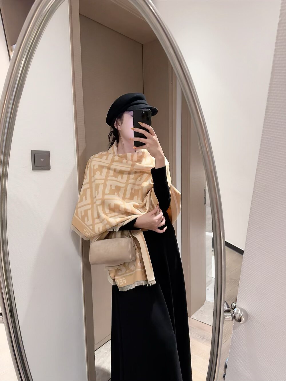 NO:586717,Batch double-sided long scarf with letters FENDI · Just buy and cherish Fendi F’s scarves - there are really very few, only a few models are released a year, and they are all export orders, so they are relatively rare. Things should be small but refined, so be sure to buy good-looking ones!  This fendi letter scarf has a very attractive style and a very Classical design. It is classic and elegant. The upper body effect is invincible, the atmosphere is simple, and the color is super nice. Any girl will like it. The classic double F logo is a very delicate embellishment, and it is textured and unobtrusive. The last order is a little bit for everyone. The size of 65*180cm is suitable for formal wear or casual wear. It can be folded in half or wrapped in a circle. Ordinary scarf, ordinary scarf, fendi, fendi, fendi19860909批 字母双面长巾FENDI · 芬迪F家的围巾就且买且珍惜吧 - 真的很少,一年也就出几款,都是出口订单所以比较难遇.的东西讲究少而精,好看的款一定要收！这款fendi字母围巾,款式很有魅力,里非常Classical的设计,经典大方非常漂亮.上身效果无敌好看大气简约,超级好看的配色,任何女生都会喜欢的款吧,经典的双F标志是非常精致的点缀,有质感不张扬~尾单余一丢丢福利大家~规格65*180cm搭配正装或者搭配休闲装都很合适~对折挂围或者绕圈围都完全可以,普通围巾,普通围巾,fendi,fendi,fendi,scarf