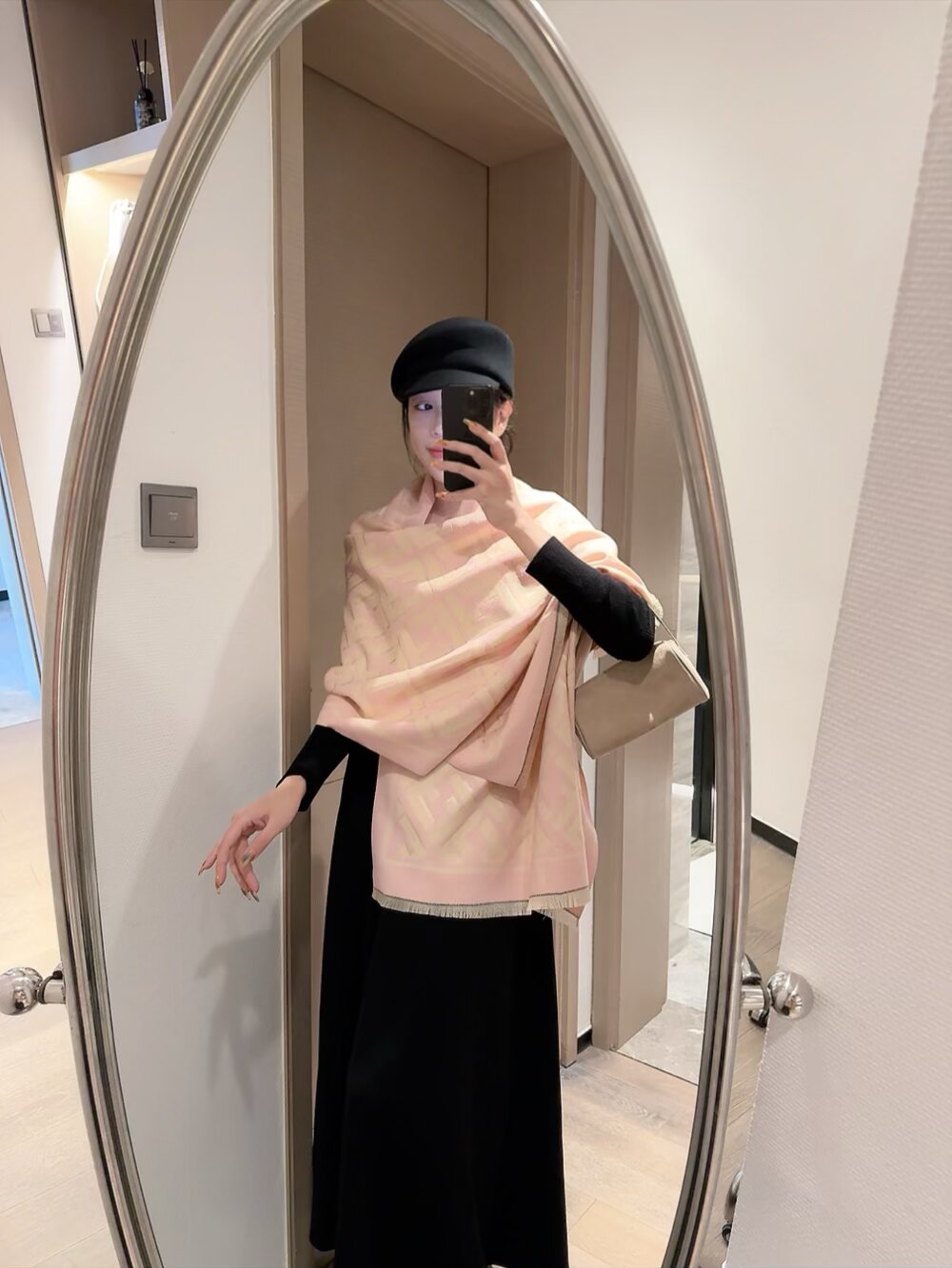 NO:586841,First batch of double-sided long scarf with letters FENDI · Just buy and cherish the Fendi F scarves - there are really very few, only a few models are released a year, and they are all export orders, so they are relatively rare. Things should be small and refined, so be sure to buy good-looking ones!  This fendi letter scarf has a very attractive style and a very Classical design. It is classic and elegant. The upper body effect is invincible, the atmosphere is simple, and the color is super nice. Any girl will like it. The classic double F logo is a very delicate embellishment, and it is textured and unobtrusive. The last order is a little bit for everyone. The size of 65*180cm is suitable for formal wear or casual wear. It can be folded in half or wrapped in a circle. Ordinary scarf, ordinary scarf, fendi, fendi, fendi19860909批字母双面长巾FENDI · 芬迪F家的围巾就且买且珍惜吧 - 真的很少,一年也就出几款,都是出口订单所以比较难遇.的东西讲究少而精,好看的款一定要收！这款fendi字母围巾,款式很有魅力,里非常Classical的设计,经典大方非常漂亮.上身效果无敌好看大气简约,超级好看的配色,任何女生都会喜欢的款吧,经典的双F标志是非常精致的点缀,有质感不张扬~尾单余一丢丢福利大家~规格65*180cm搭配正装或者搭配休闲装都很合适~对折挂围或者绕圈围都完全可以,普通围巾,普通围巾,fendi,fendi,fendi,scarf