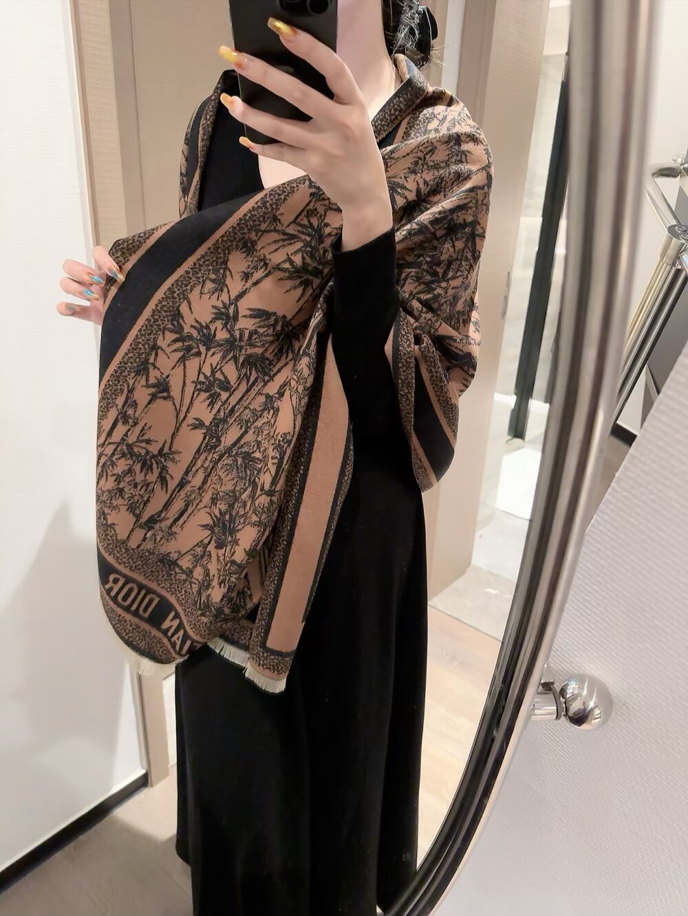 NO:603308,Batch The real thing is really high-end ~ Dior’s new high-end work, the upper body is really invincible, the best presentation of luxury and low-key luxury of a high-end goddess, if you know the goods, you must buy Baby  Cashmere cashmere yarns are intertwined to create a classic small plover pattern. The most popular one is the color design of the IOU, [one-piece plain weave inlaid with three-dimensional yarns~ You can understand it by looking at the picture. It is difficult to express this craftsmanship clearly in just a few words. The specification level is only available in 1w+] To be honest, many seemingly simple scarves in the high-end series of big brands are actually soft and fine five-body floor-length fabrics that are admirable!  Invincible feel!  Both colors are very elegant ~ layers of elegant texture. Layers upon layers of eye-catching and low-key taste. The cashmere yarn is soaked and washed in pollution-free spring holy water to achieve a unique fluffy texture. It is an eye-opener!  They are all special fabrics that have never been seen before. A must-have. The high-end texture is absolutely loved...Absolutely worth~The soft and soft layers are really noble and high-quality. 75cm*200cm, Cashmere...ordinary scarf, ordinary scarf, dior19860909批 实物真的高级到不行~Dior高定新作,上身真的无敌高级女神感奢华和低调的最佳呈现,懂货的绝对要入Baby Cashmere小山羊绒纱线相互交织,营造出经典的小千鸟图案,其中最令人拍案叫好的就是欠条颜色设计,【一体式平纹细纱镶嵌立体纱线~具体看图片就懂了,寥寥数语很难将这种匠心工艺表达清楚.只有1w＋才有的规格水准】说实话,大牌的高端系列很多看似简单的围巾就是让人佩服的五体投地面料柔软而精细！手感无敌！两个色都很有腔调~层次优雅质感.层层叠叠出醒目而不张扬的低调品味感羊绒纱线经过无污染的清泉圣水中浸泡洗涤后达到独特的蓬松质地.大开眼界！都是之前没有见过的特殊面料.必入.绝对让人大爱的高端质感…绝对值~软柔叠叠相堆砌真心非常高贵有质75cm*200cm,Cashmere …普通围巾,普通围巾,dior,scarf