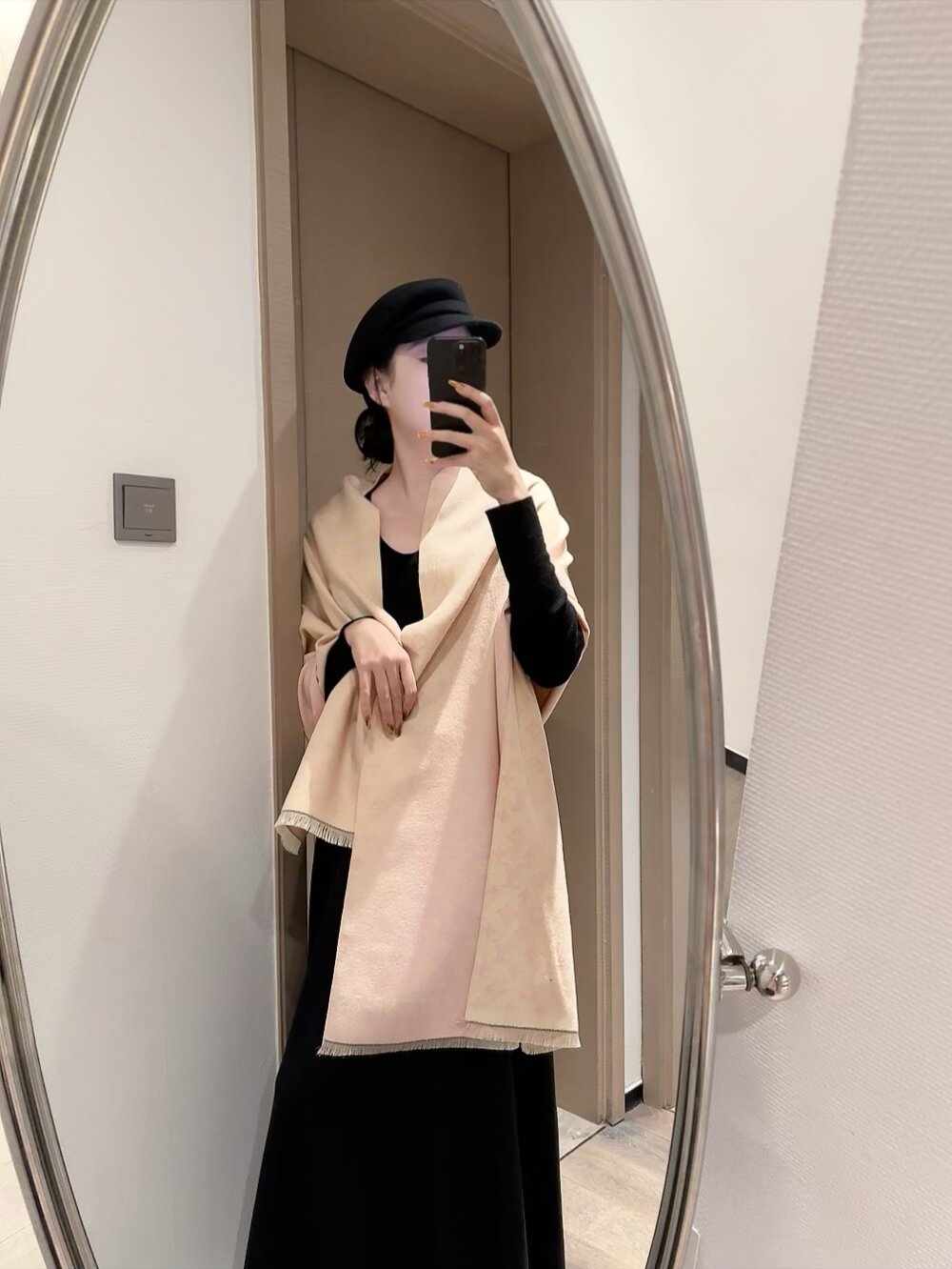 NO:586825,The ones that look good are going crazy. They are so stylish and charming. I have to admire LV’s designers this year for once again revitalizing LV’s classic elements, allowing classics and trends to perfectly collide!  !  This time it is no longer the traditional black, white and gray style, the bold color impact makes this scarf look more dynamic!  Specification 65*180cm cashmere ordinary scarf, ordinary scarf, louis vuitton19860909批好看的要疯掉了,太有型太有魅力了不得不佩服LV今年的设计师,把LV经典元素再一次盘活了,让经典与潮流来一次完美碰撞！！这次不再是传统黑白灰风格,大胆的色彩冲击使此款围巾显得更具活力！ 规格65*180cm 山羊绒普通围巾,普通围巾,louis vuitton,scarf