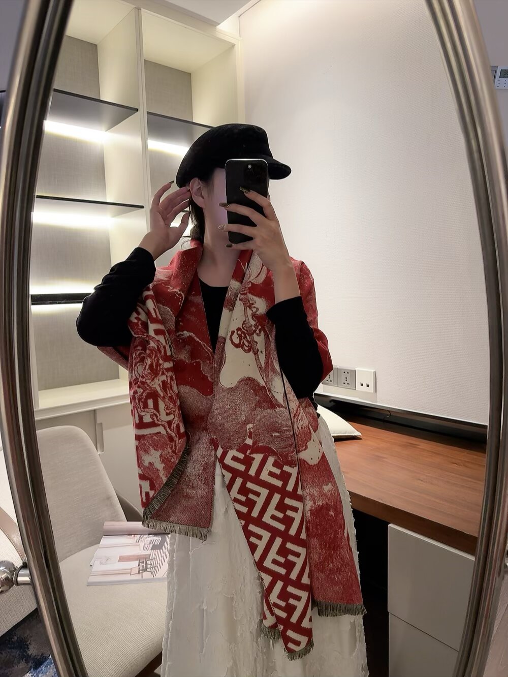 NO:603203,Batch ink painting series  The most popular Fendi scarf this year is the presbyopic FF lettered scarf that is being snatched up all over the world. The main limited edition is large and the best. It is also a good thing that is hard to buy even if you have money. It is a serious good thing. The real material is exactly the same. It is said that many counters are out of stock for this kind of very raw material. It is really versatile and gives you a good upper body breath.  The quality UpUp is authentic. I pulled it out and compared it with ours. They are exactly the same. The labels, numbers, tags, and main labels are all exactly the same. Purchase and sell them on behalf of others. It’s fun to buy them. This is an export order from a Hong Kong company. It’s a surprise anyway. Don’t be too little. This kind of specification is getting rarer and rarer and is cherished. The aura of the upper body effect is very powerful!  Purely hand-combed. Absolutely heavyweight!  Different from the structure of the desired scarf, the effect of this scarf is very special. It feels soft and has texture, the yarn is detailed and distinct, and the pattern is very stylish. If you take a picture with a mobile phone, it will amaze the audience. The high-density and meticulous workmanship of big-name things is really exquisite and ingenious. Specifications: 80 wool 20 cashmere [original fabric] 30x190 ordinary scarf, ordinary scarf, fendi19860909批水墨画系列 极品Fendi今年最火的围巾全世界都在抢的老花FF字母款主打的限量大极品专柜也是有钱也很难买到的好玩意儿正儿八经的好东西,真材实料一模一样,这样的一条非常耗原料据说目前很多专柜断货~~真的相当的百搭,上身气质UpUp有正品的拉出来再对比下我们的,简直一模一样,标签编号吊牌主标什么的都是一模一样代购卖＋,买到偷着乐吧,这是一个香港公司的出口订单总之是惊喜.不要嫌少,这种规格越来越少且珍惜.上身效果气场非常强大！纯手工精梳处理.绝对是重磅！不同于希望的围巾组织构造,这款围巾的效果很特别,手感柔软成色有质感,纱线细致分明,版型更是非常有型,用手机拍出来都能惊艳全场高密度精工细作大牌的东西真的非常考究,匠心之作.规格:80羊毛20羊绒【原版面料】 30x190普通围巾,普通围巾,fendi,scarf