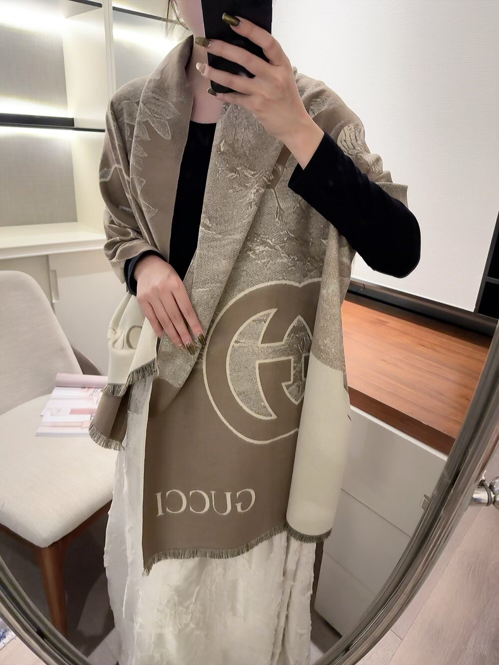 83🉐️ 🆕Gucci❗️怒推走量爆款❗️🔥水墨国画加上双G围巾🎊重磅推荐💥 100%绵羊毛🔥非常保暖👑 柔软亲肤，不扎脖😍经典格子设计，低调奢华有内涵。😘男女通用情侣款，size：65*180cm❗️人人都应该拥有一条❗️