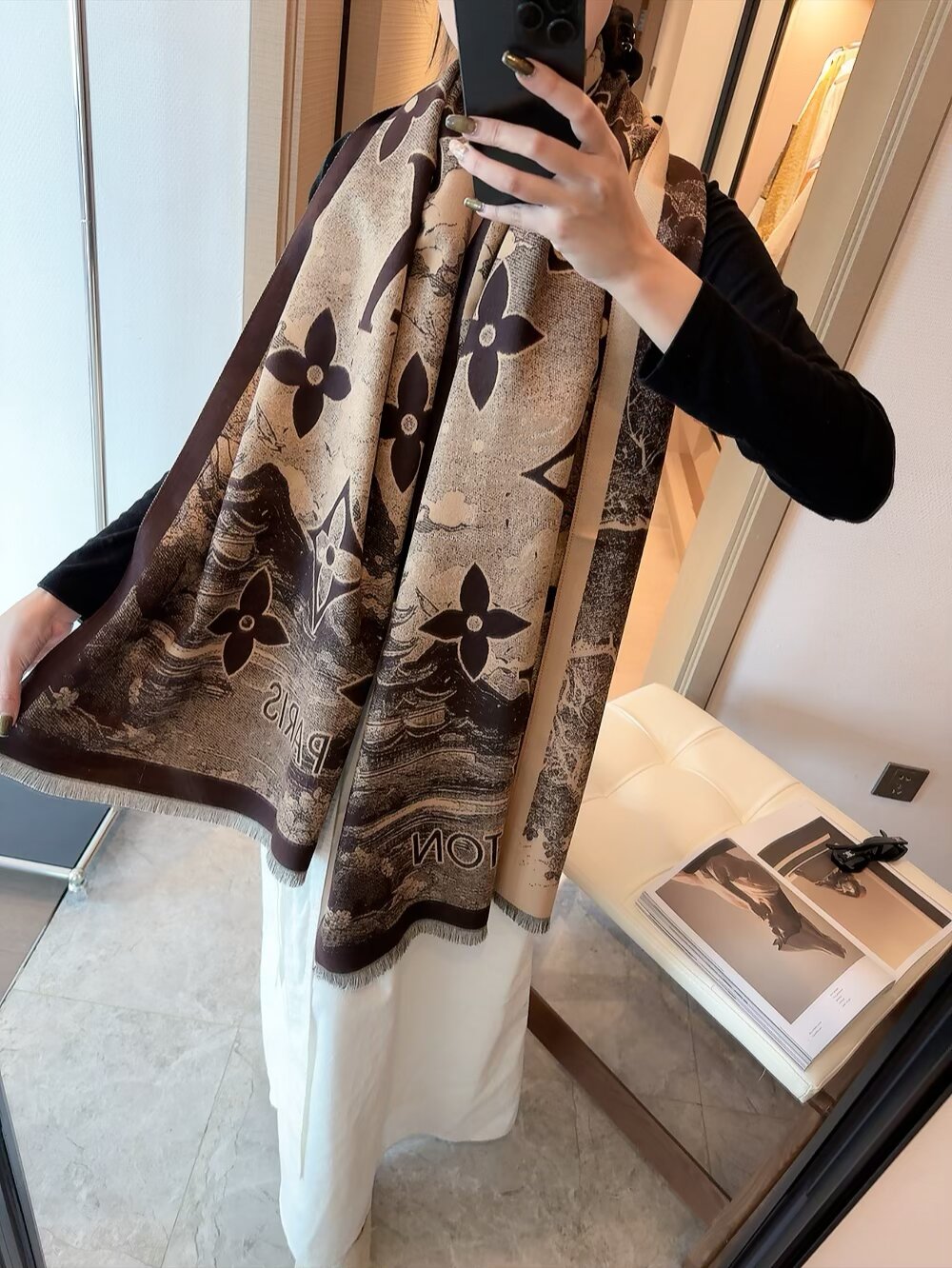 NO:603197,First batch of LV Louis Vuitton ~ top quality original order. Ink and Chinese painting long scarf] High-end products are presented, unique and unprecedented. Pure cashmere feels so good that it is definitely a slow hand. The technology uses imported 300-count pure cashmere combined with colorful edge embellishment, which is very classy and low-key with a little luxury. Size 180cm Imported pure cashmere woven ordinary scarf, ordinary scarf, louis vuitton, louis vuitton19860909批LV 路易斯威登～极品原单.水墨国画 长巾】高尖端产物重磅呈现 ,绝无仅有 史无前例 纯山羊绒 手感好到爆绝对又是一款手慢无 工艺上采用的是进口300支纯羊绒结合彩边点缀,非常显档次,低调中带着小奢华.尺寸180cm 进口纯羊绒织就普通围巾,普通围巾,louis vuitton,louis vuitton,scarf