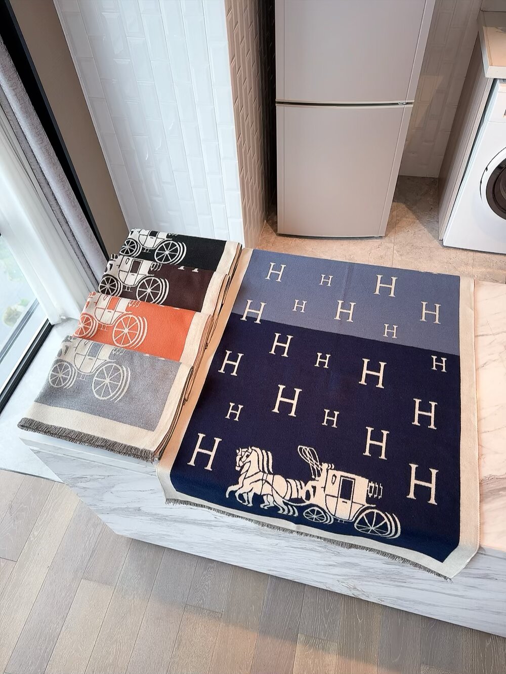 83🉐️ 新款现货💖💖(专柜同步Hermes爱马仕)‼️抢‼️VI🉐️推荐 ‼️下手一定要快【高端 大爱 ‼️纯羊绒 婴儿触感舒服到飞️女人尤物 货极少 四季都可以用‼️真心美的让人非常非常心动 上身效果简直美翻了 品质非常完美‼️ 整个围巾给人大牌气场的同时又非常精致秀丽绝对值得入手的新款‼️ 实物一拿到就会庆幸自己是女人的绝美好货 值得品鉴‼️完美气质品味Ditails首选VI🉐️们 上‼️尺寸:180,65cm,70%羊绒+30%真丝