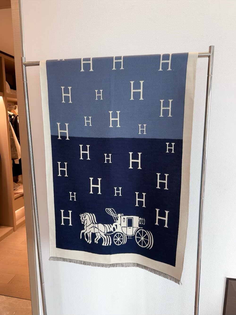 83🉐️ 新款现货💖💖(专柜同步Hermes爱马仕)‼️抢‼️VI🉐️推荐 ‼️下手一定要快【高端 大爱 ‼️纯羊绒 婴儿触感舒服到飞️女人尤物 货极少 四季都可以用‼️真心美的让人非常非常心动 上身效果简直美翻了 品质非常完美‼️ 整个围巾给人大牌气场的同时又非常精致秀丽绝对值得入手的新款‼️ 实物一拿到就会庆幸自己是女人的绝美好货 值得品鉴‼️完美气质品味Ditails首选VI🉐️们 上‼️尺寸:180,65cm,70%羊绒+30%真丝