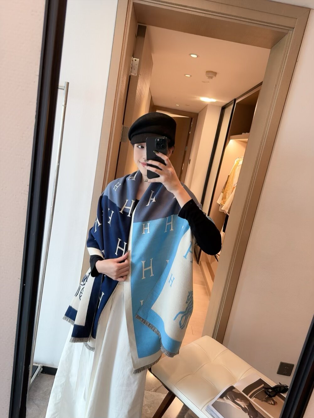 83🉐️ 新款现货💖💖(专柜同步Hermes爱马仕)‼️抢‼️VI🉐️推荐 ‼️下手一定要快【高端 大爱 ‼️纯羊绒 婴儿触感舒服到飞️女人尤物 货极少 四季都可以用‼️真心美的让人非常非常心动 上身效果简直美翻了 品质非常完美‼️ 整个围巾给人大牌气场的同时又非常精致秀丽绝对值得入手的新款‼️ 实物一拿到就会庆幸自己是女人的绝美好货 值得品鉴‼️完美气质品味Ditails首选VI🉐️们 上‼️尺寸:180,65cm,70%羊绒+30%真丝