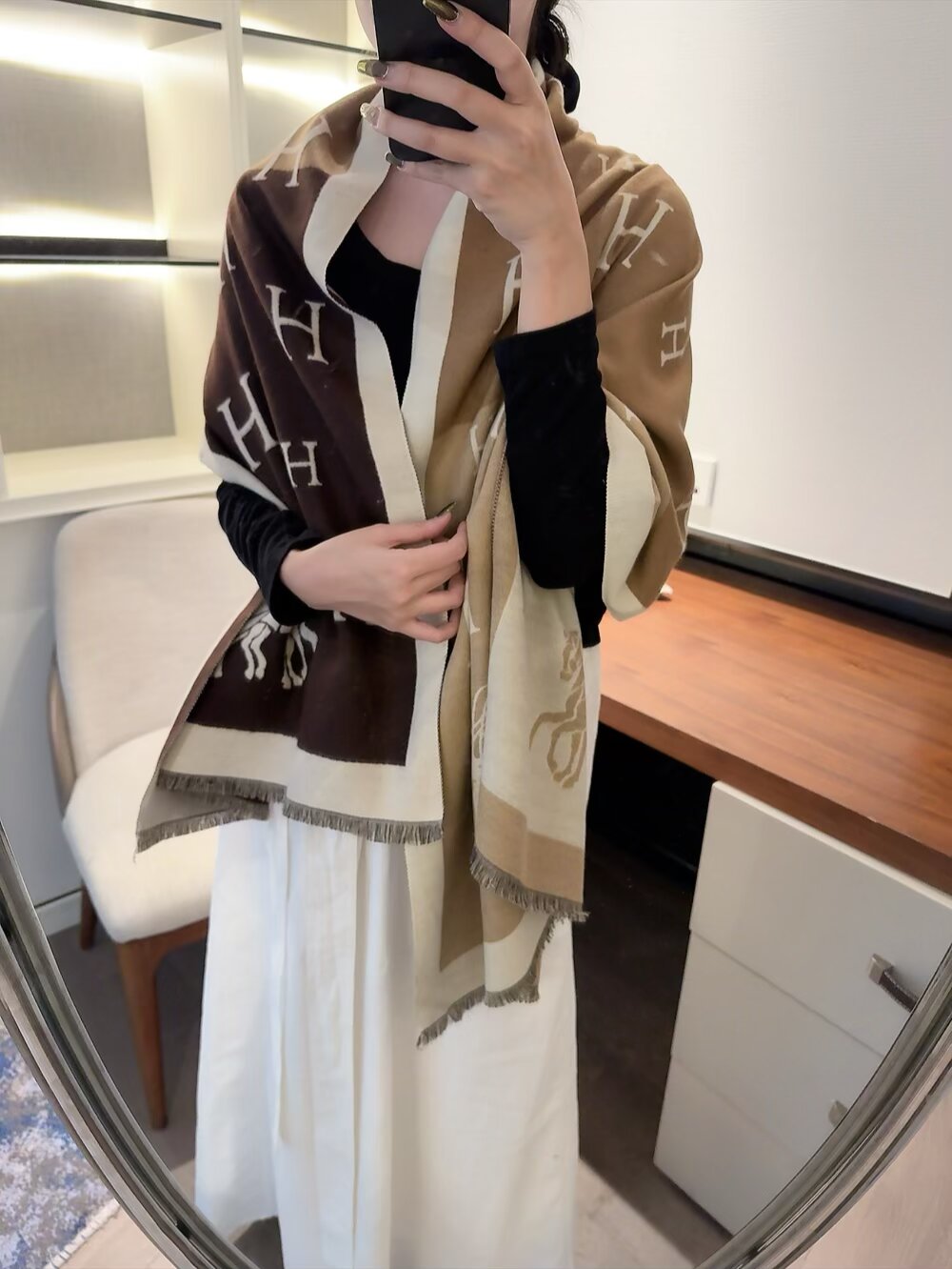 83🉐️ 新款现货💖💖(专柜同步Hermes爱马仕)‼️抢‼️VI🉐️推荐 ‼️下手一定要快【高端 大爱 ‼️纯羊绒 婴儿触感舒服到飞️女人尤物 货极少 四季都可以用‼️真心美的让人非常非常心动 上身效果简直美翻了 品质非常完美‼️ 整个围巾给人大牌气场的同时又非常精致秀丽绝对值得入手的新款‼️ 实物一拿到就会庆幸自己是女人的绝美好货 值得品鉴‼️完美气质品味Ditails首选VI🉐️们 上‼️尺寸:180,65cm,70%羊绒+30%真丝