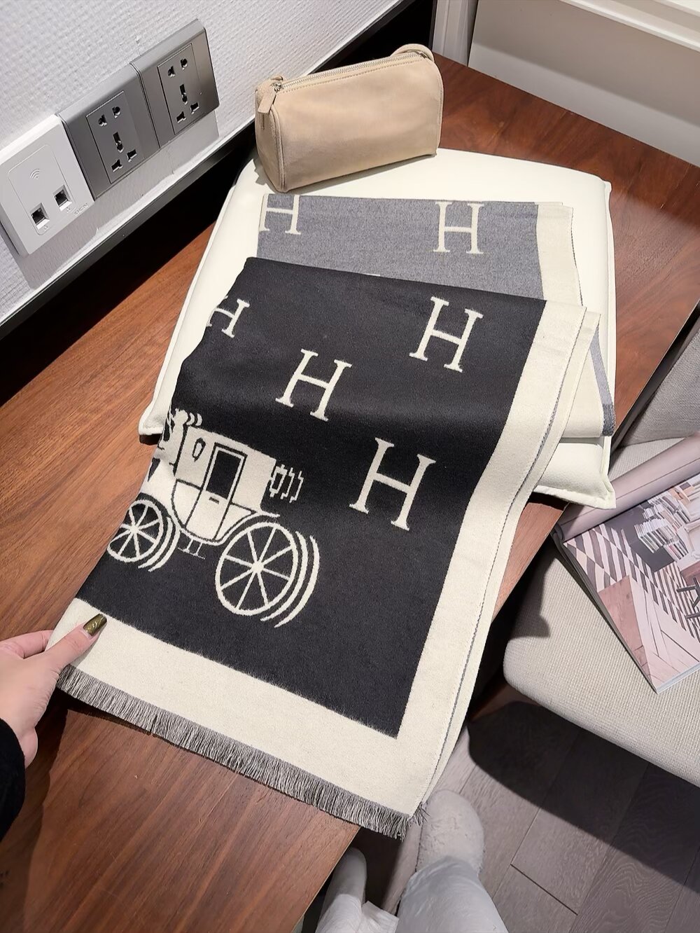 83🉐️ 新款现货💖💖(专柜同步Hermes爱马仕)‼️抢‼️VI🉐️推荐 ‼️下手一定要快【高端 大爱 ‼️纯羊绒 婴儿触感舒服到飞️女人尤物 货极少 四季都可以用‼️真心美的让人非常非常心动 上身效果简直美翻了 品质非常完美‼️ 整个围巾给人大牌气场的同时又非常精致秀丽绝对值得入手的新款‼️ 实物一拿到就会庆幸自己是女人的绝美好货 值得品鉴‼️完美气质品味Ditails首选VI🉐️们 上‼️尺寸:180,65cm,70%羊绒+30%真丝