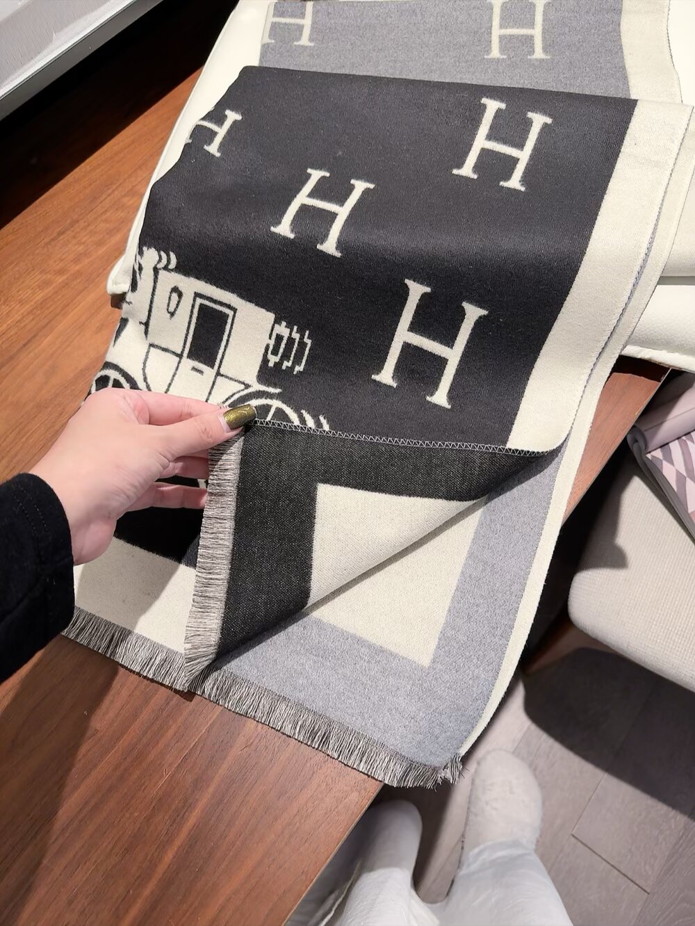 83🉐️ 新款现货💖💖(专柜同步Hermes爱马仕)‼️抢‼️VI🉐️推荐 ‼️下手一定要快【高端 大爱 ‼️纯羊绒 婴儿触感舒服到飞️女人尤物 货极少 四季都可以用‼️真心美的让人非常非常心动 上身效果简直美翻了 品质非常完美‼️ 整个围巾给人大牌气场的同时又非常精致秀丽绝对值得入手的新款‼️ 实物一拿到就会庆幸自己是女人的绝美好货 值得品鉴‼️完美气质品味Ditails首选VI🉐️们 上‼️尺寸:180,65cm,70%羊绒+30%真丝