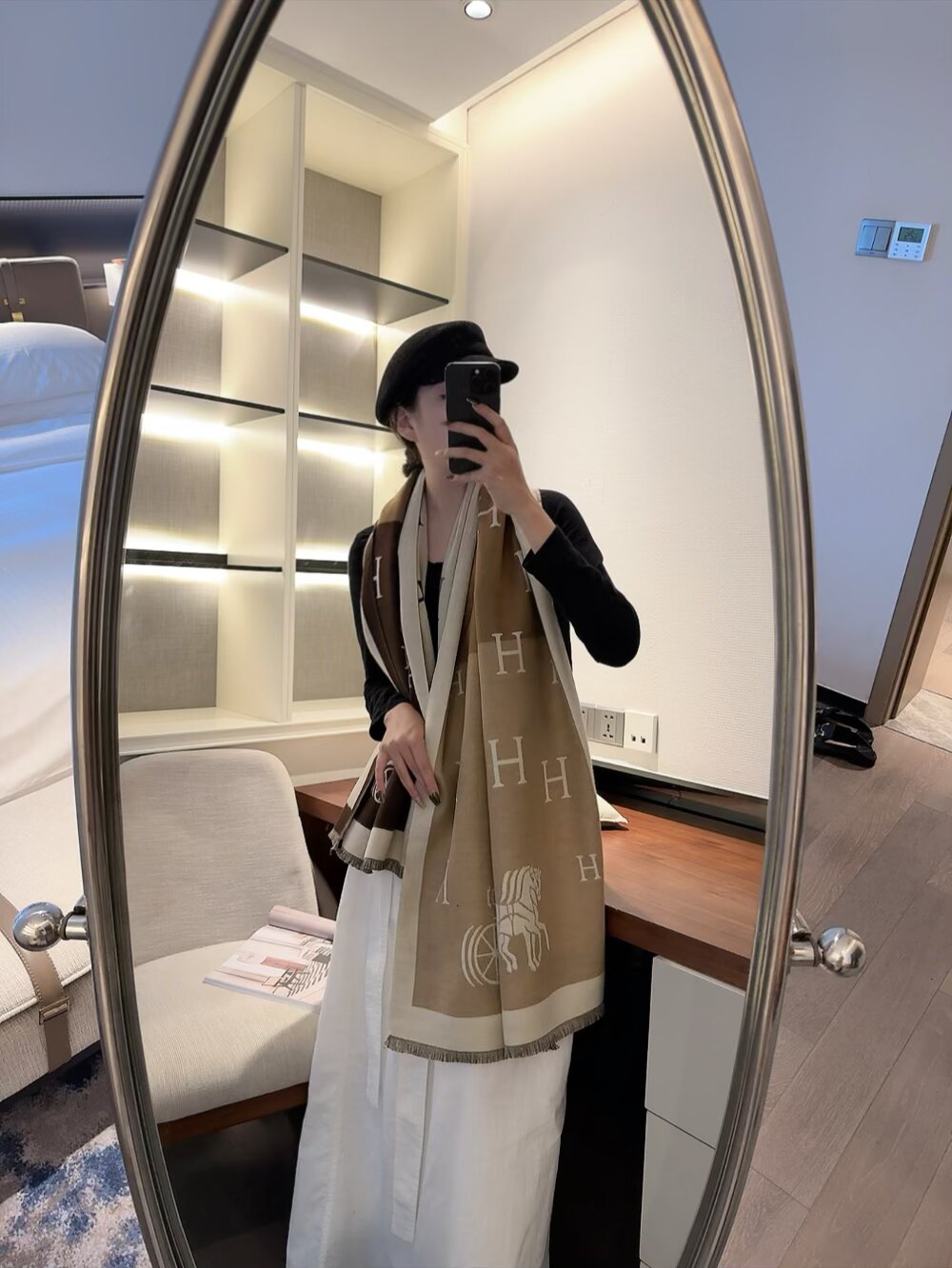 83🉐️ 新款现货💖💖(专柜同步Hermes爱马仕)‼️抢‼️VI🉐️推荐 ‼️下手一定要快【高端 大爱 ‼️纯羊绒 婴儿触感舒服到飞️女人尤物 货极少 四季都可以用‼️真心美的让人非常非常心动 上身效果简直美翻了 品质非常完美‼️ 整个围巾给人大牌气场的同时又非常精致秀丽绝对值得入手的新款‼️ 实物一拿到就会庆幸自己是女人的绝美好货 值得品鉴‼️完美气质品味Ditails首选VI🉐️们 上‼️尺寸:180,65cm,70%羊绒+30%真丝