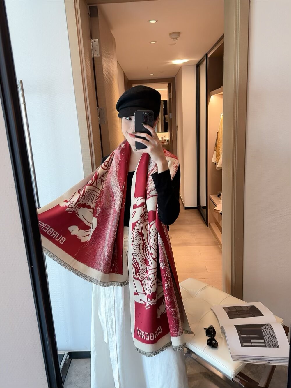 83🉐️ ✨✨Burberry · 巴宝莉油画双面围巾❗好看的要疯掉了,太有型太有魅力了❗❗非常斯文时尚的秋冬单品!真的很喜欢,非常Classical的女款设计❗100%羔绒,手感真的绝了❗上身效果真的随便怎么围都好看!!这种款式真的闭着眼买,任何年龄层都轻松驾驭!!!60*200cm❗