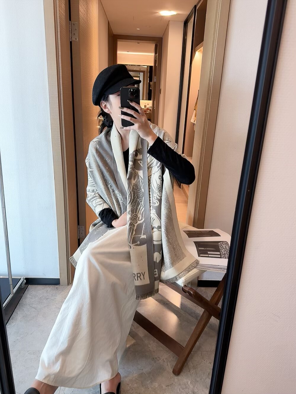 NO:603208,Burberry · Burberry oil painting double-sided scarf is crazy good-looking, so stylish and charming, a very elegant and fashionable autumn and winter item!  I really like it. It’s a very classic women’s design made of lambskin. It feels really great on the upper body and looks great no matter how you wear it!  !  This style is really worth buying with your eyes closed, and it can be easily worn by any age group!  !  !  60*200cm ordinary scarf, ordinary scarf, burberry, burberry19860909Burberry · 巴宝莉油画双面围巾好看的要疯掉了,太有型太有魅力了非常斯文时尚的秋冬单品！真的很喜欢,非常Classical的女款设计羔绒,手感真的绝了上身效果真的随便怎么围都好看！！这种款式真的闭着眼买,任何年龄层都轻松驾驭！！！60*200cm普通围巾,普通围巾,burberry,burberry,scarf